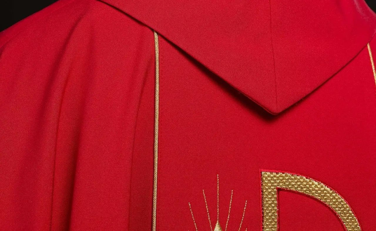 Casulla roja bordada con diseño de cáliz IHS