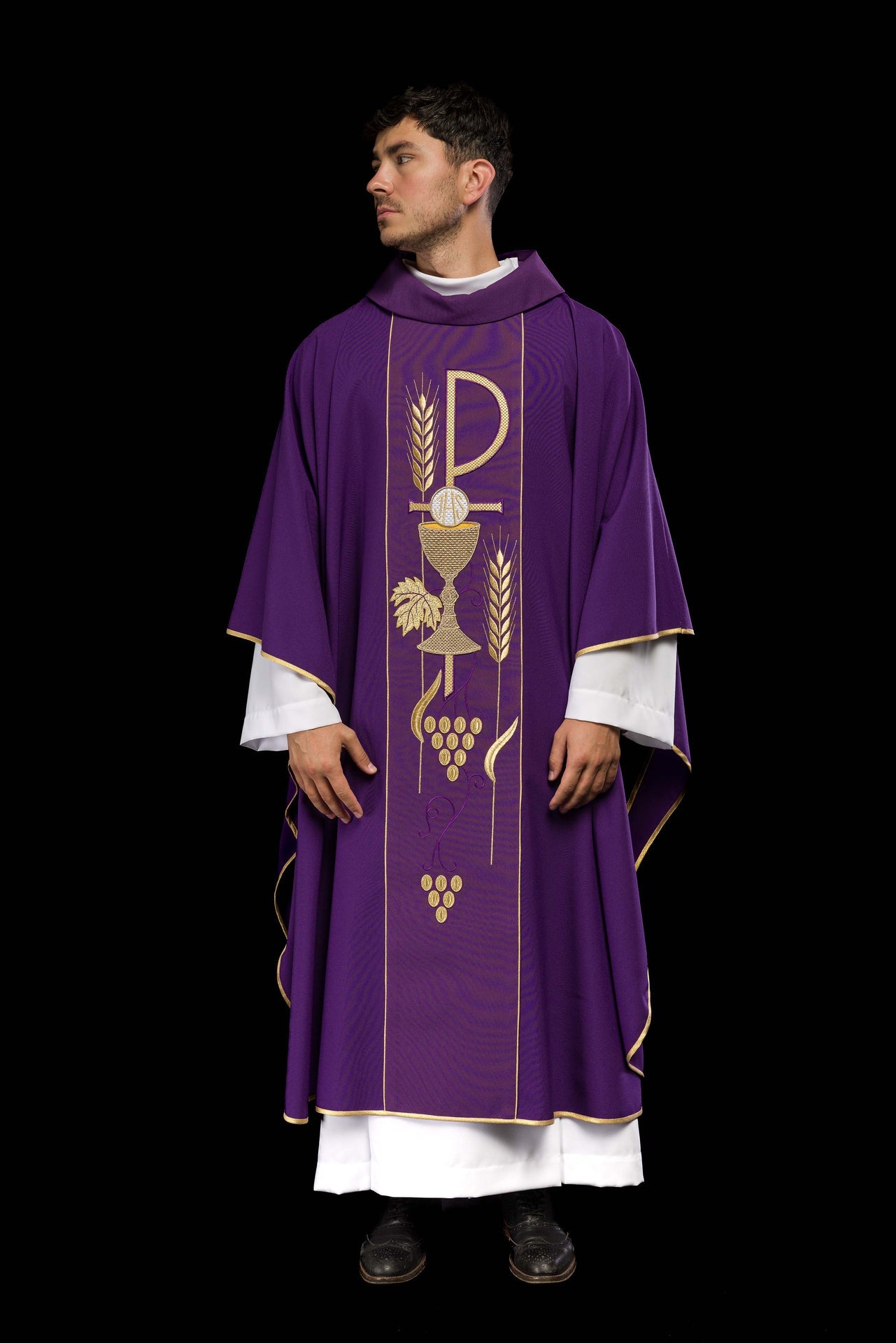 Fioletowy ornat haftowany z wzorem Kielicha IHS - ORNATY.PL