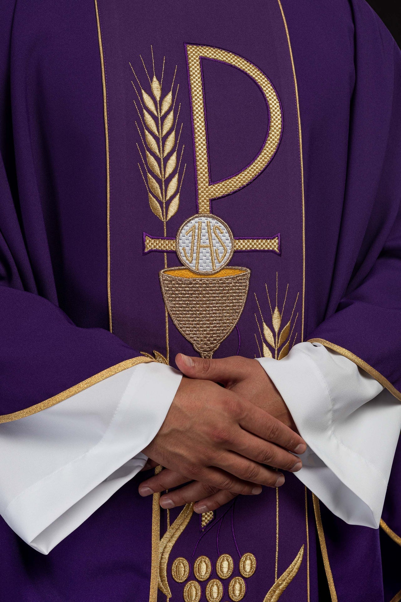 Fioletowy ornat haftowany z wzorem Kielicha IHS - ORNATY.PL