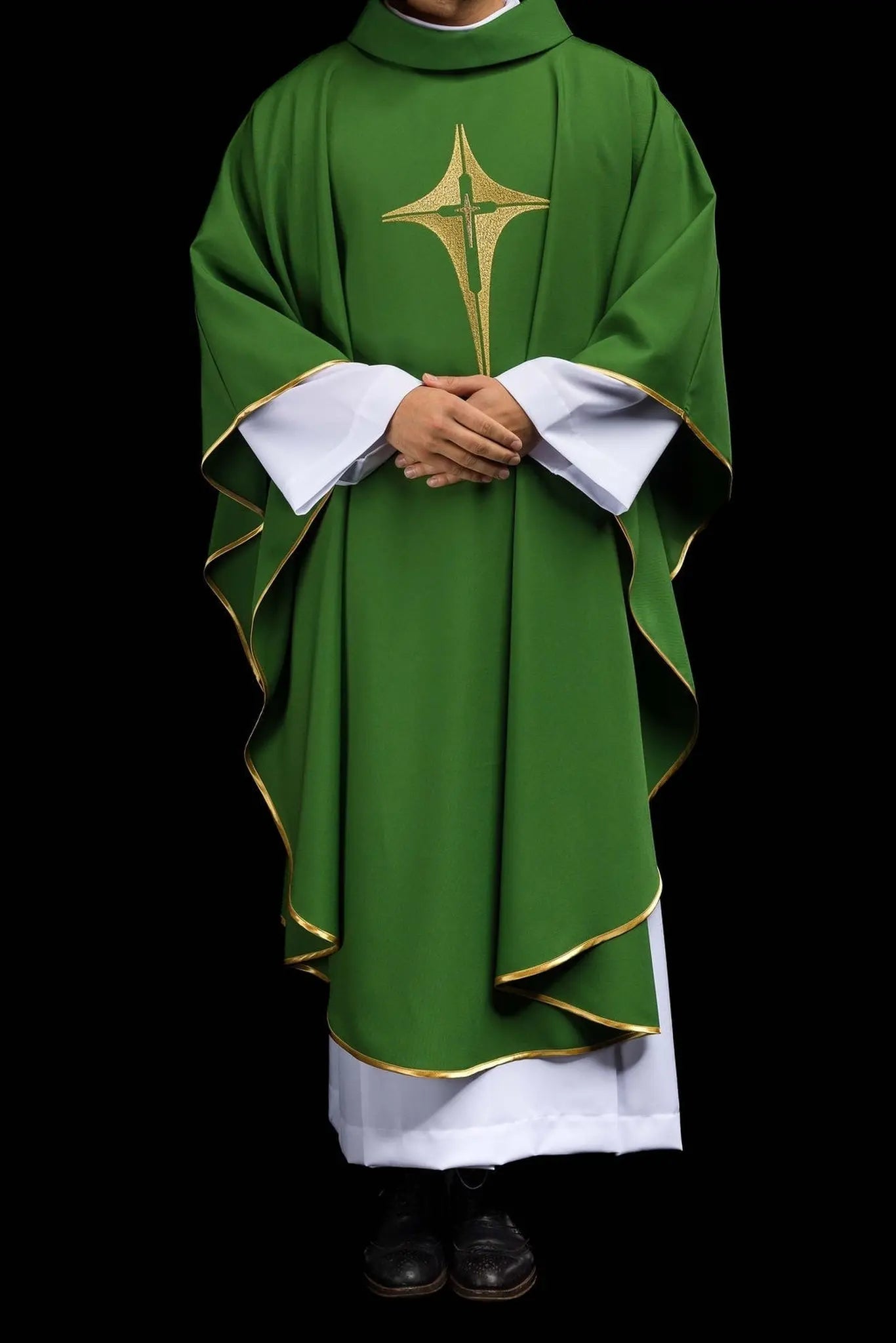 Casulla verde bordada con motivo de cruz