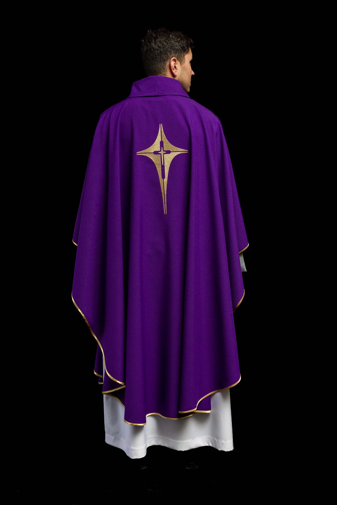 Fioletowy ornat haftowany z motywem krzyża - ORNATY.PL