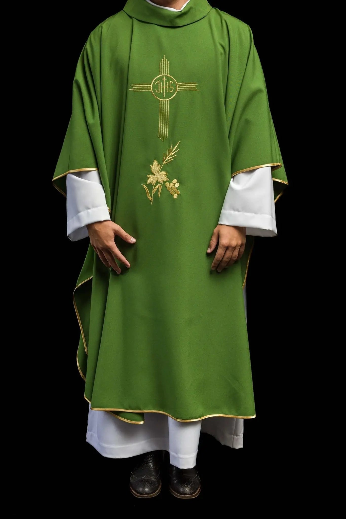 Casulla verde bordada con motivo IHS