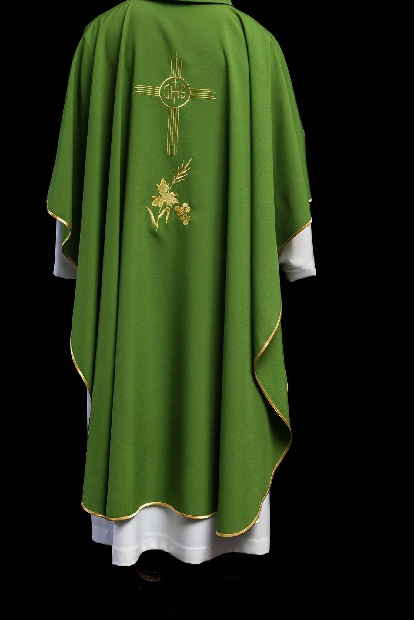Casulla verde bordada con motivo IHS