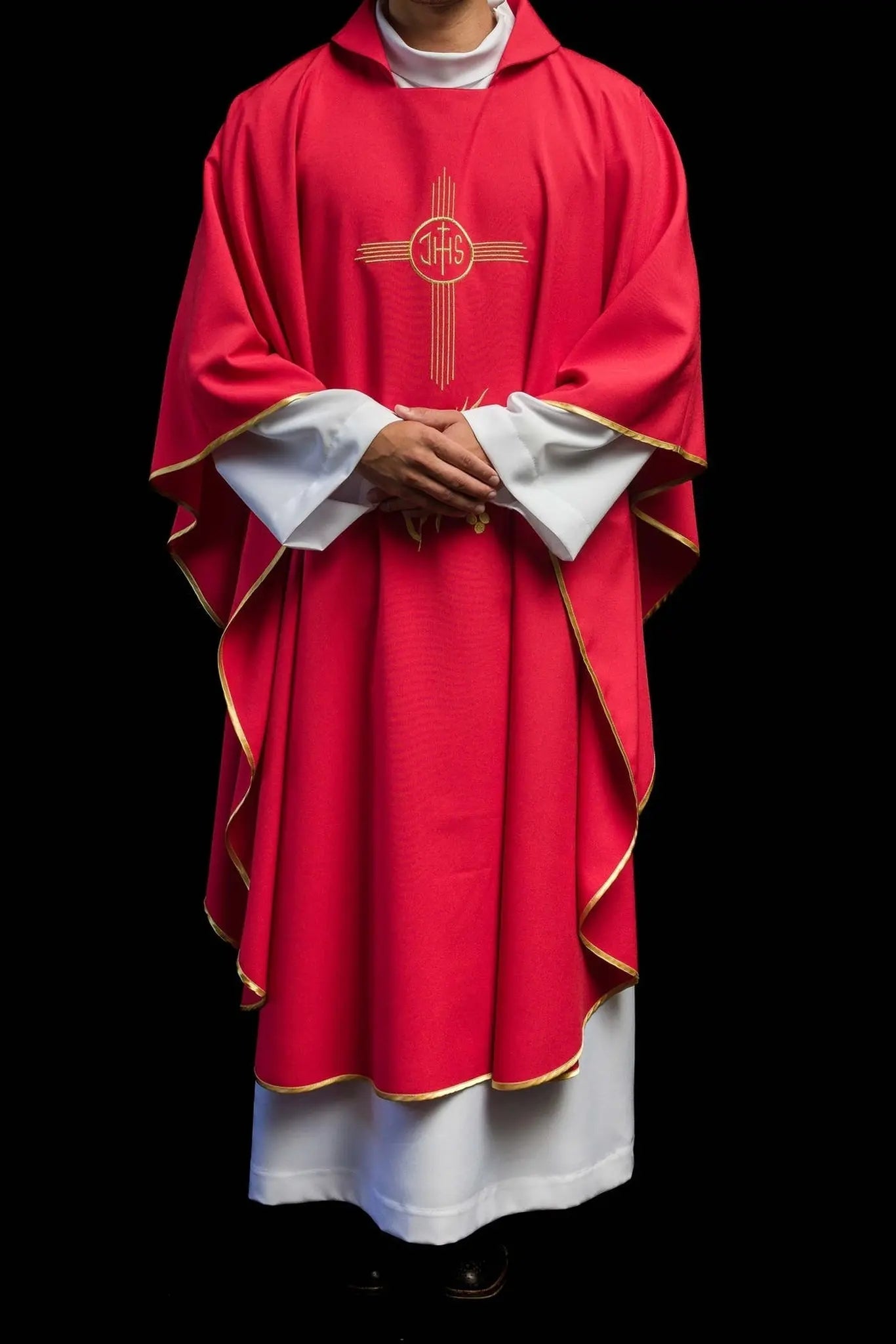 Casulla roja bordada con cuello ancho y motivo IHS