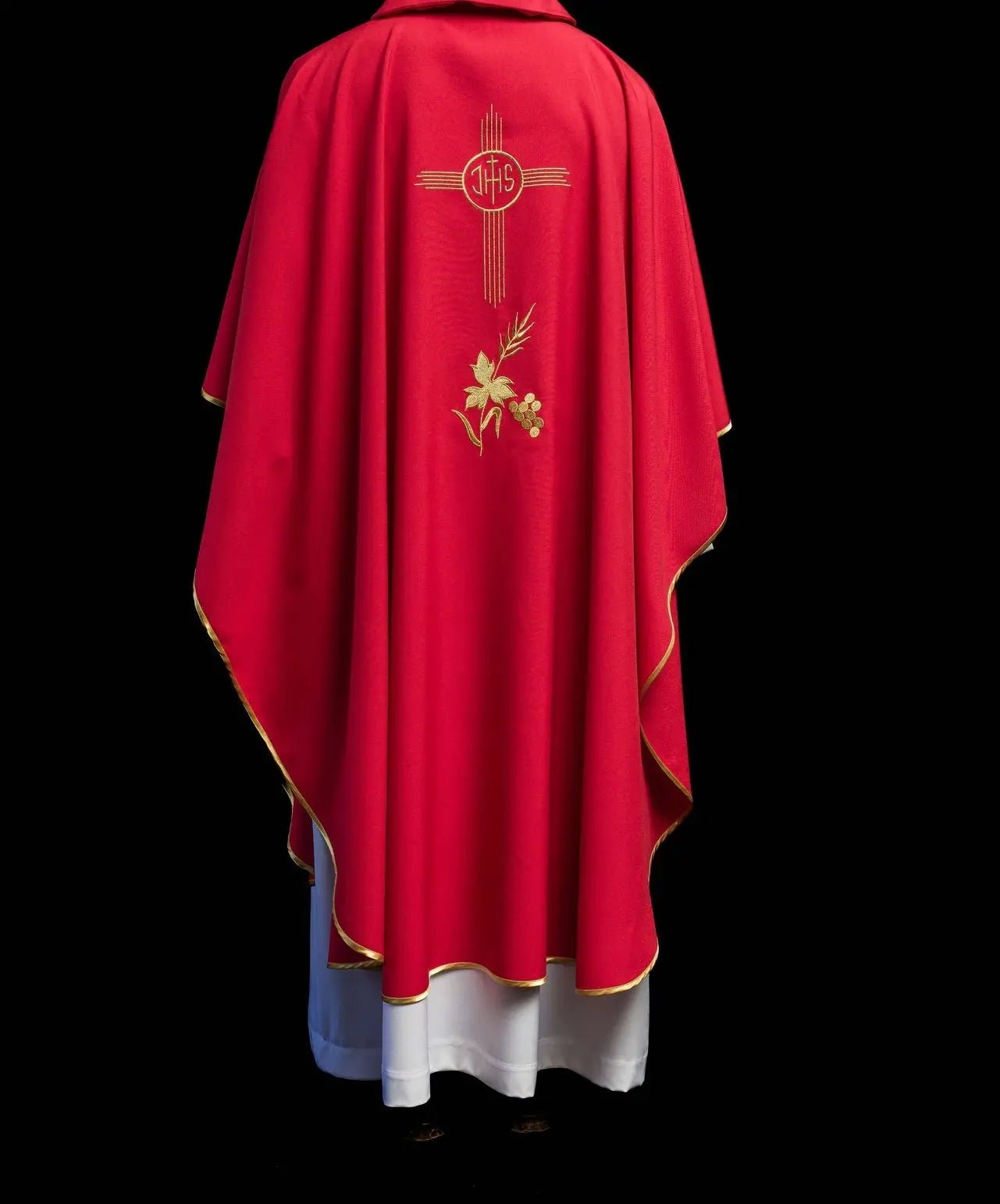 Casulla roja bordada con cuello ancho y motivo IHS