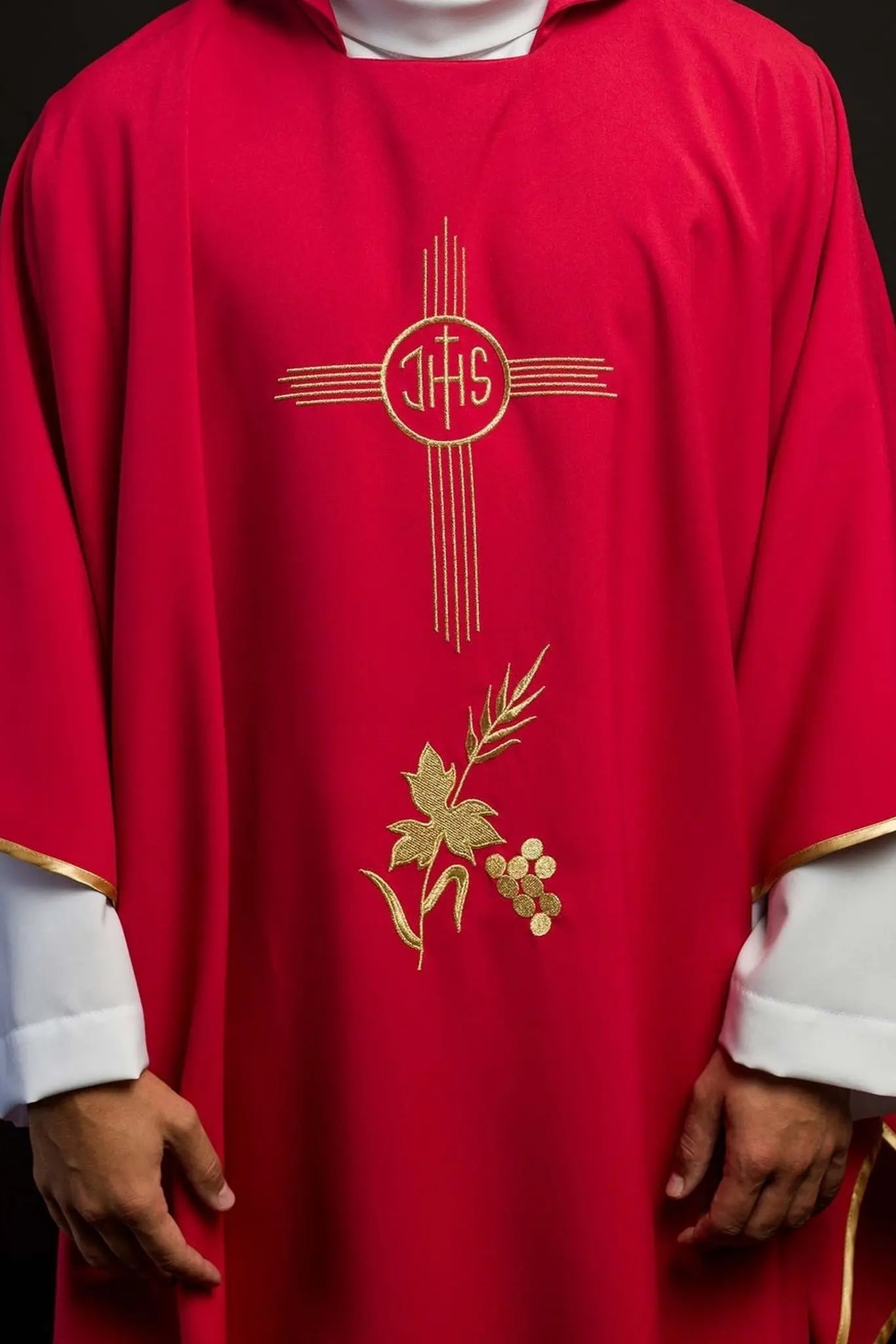 Casulla roja bordada con cuello ancho y motivo IHS