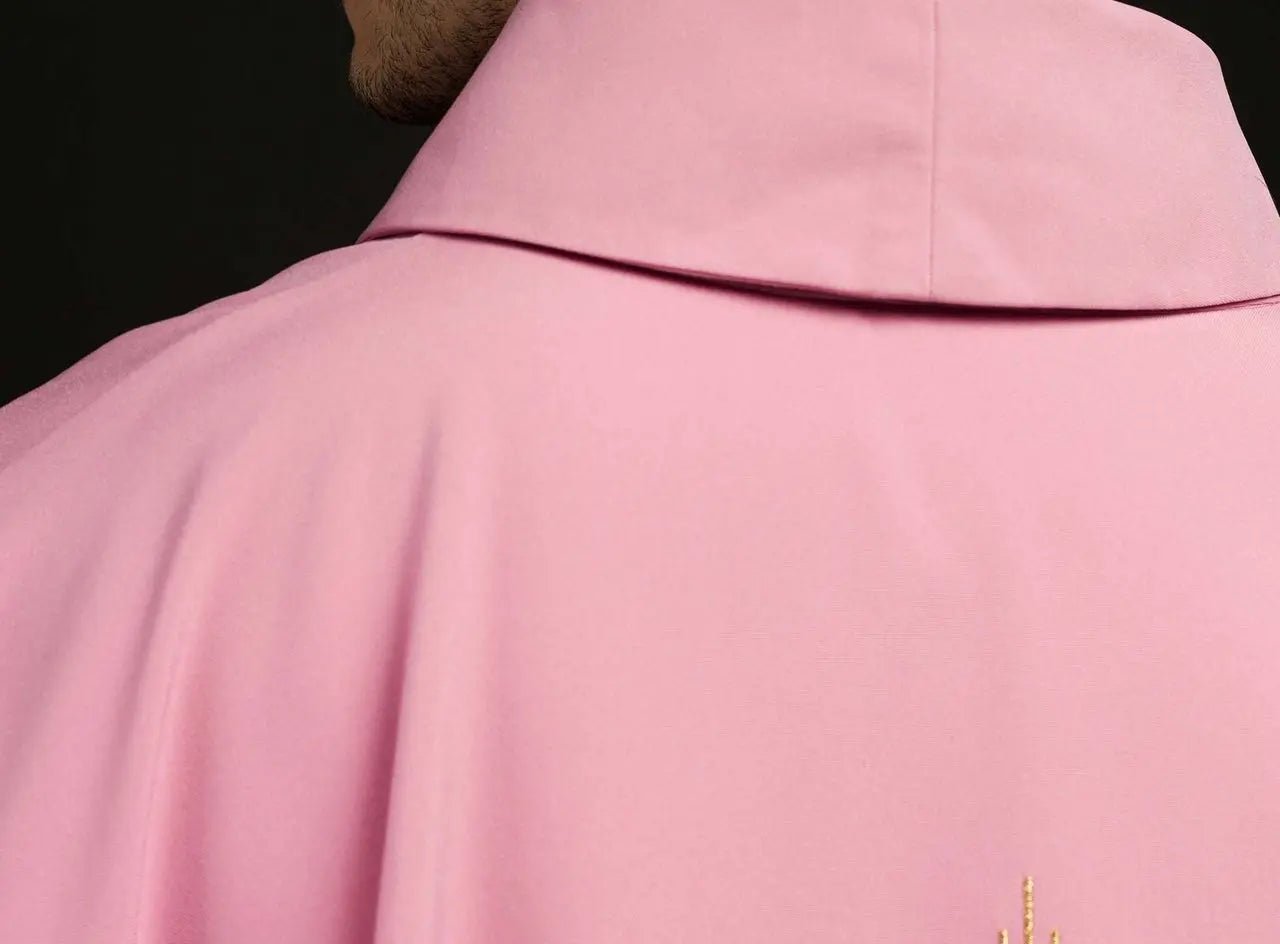 Casulla bordada en oro rosa