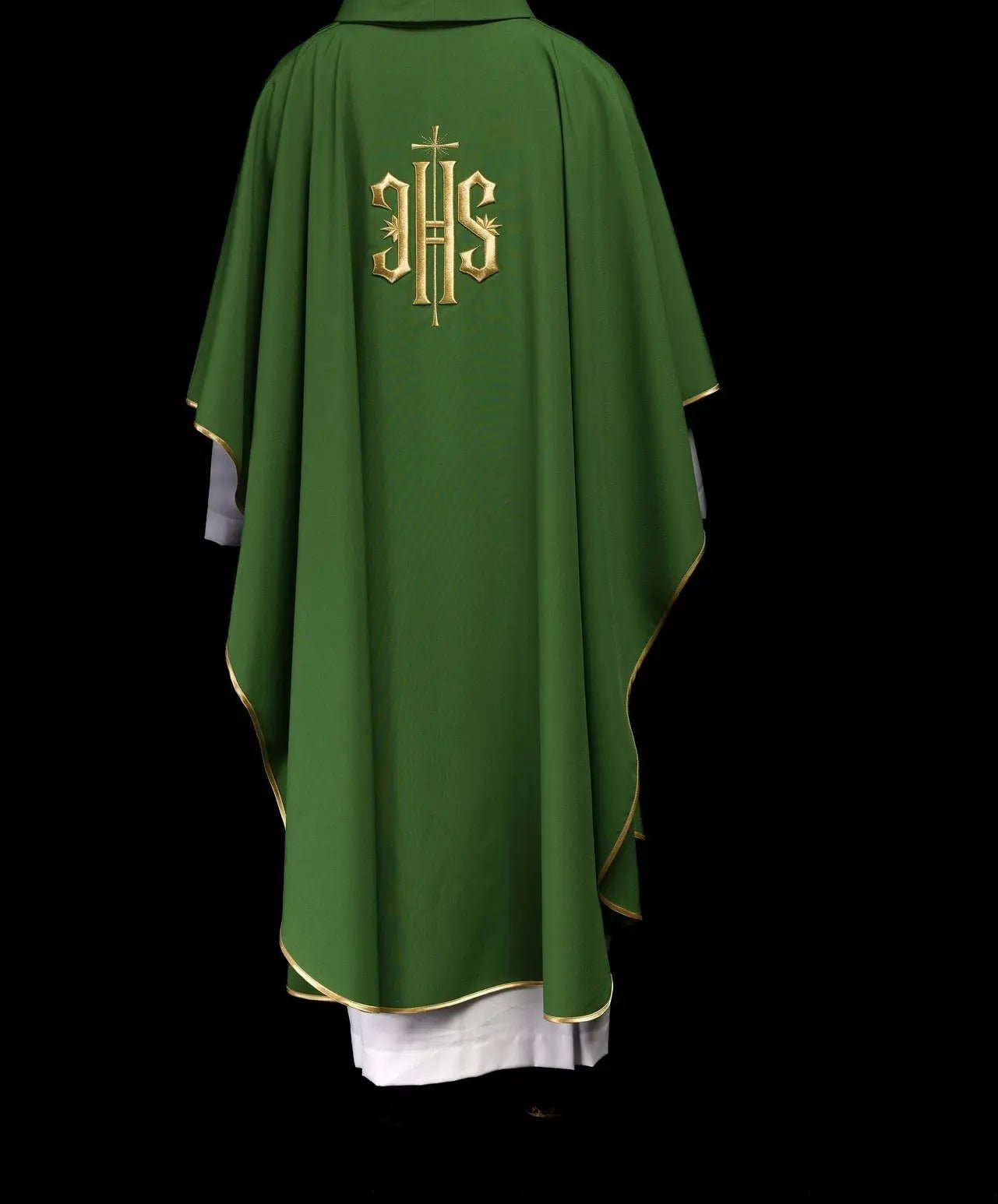 Casulla verde bordada con motivo dorado IHS