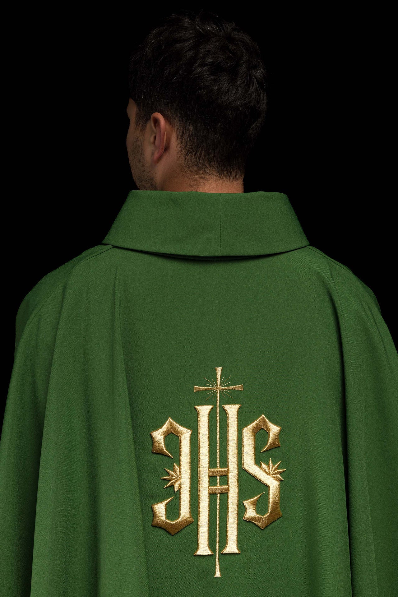 Zielony ornat haftowany z złotym motywem IHS - ORNATY.PL