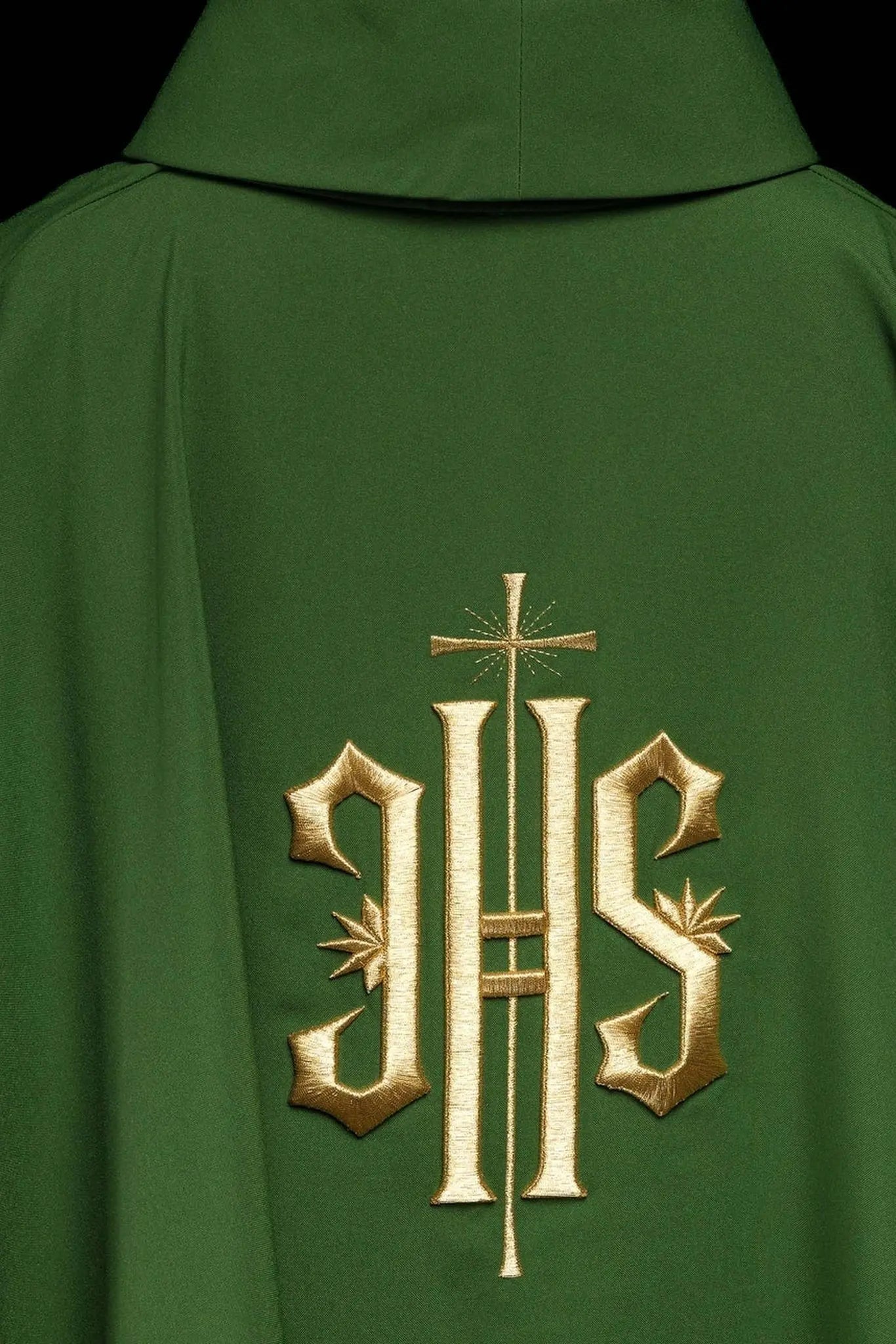Casulla verde bordada con motivo dorado IHS