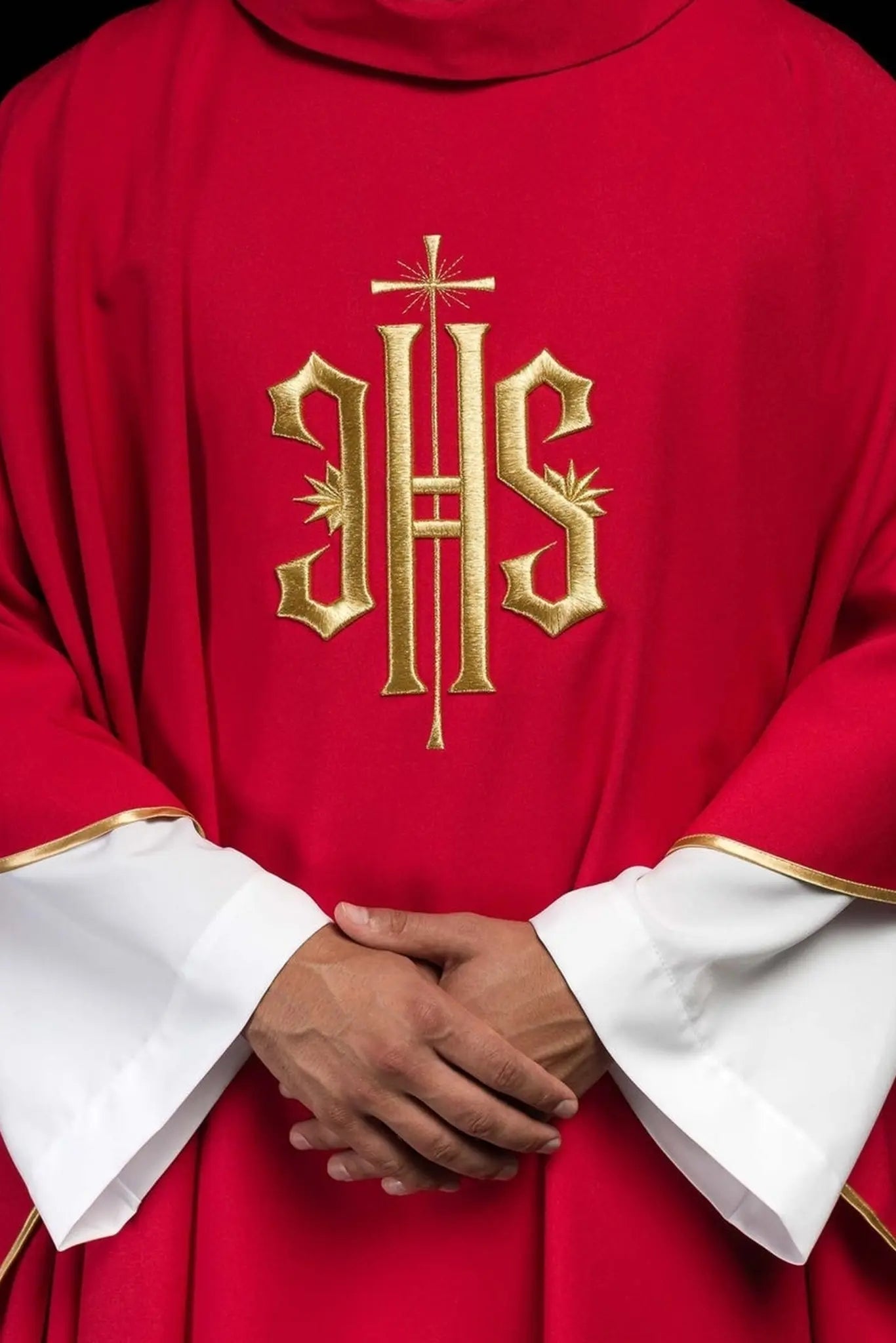 Casulla roja bordada con motivo dorado IHS