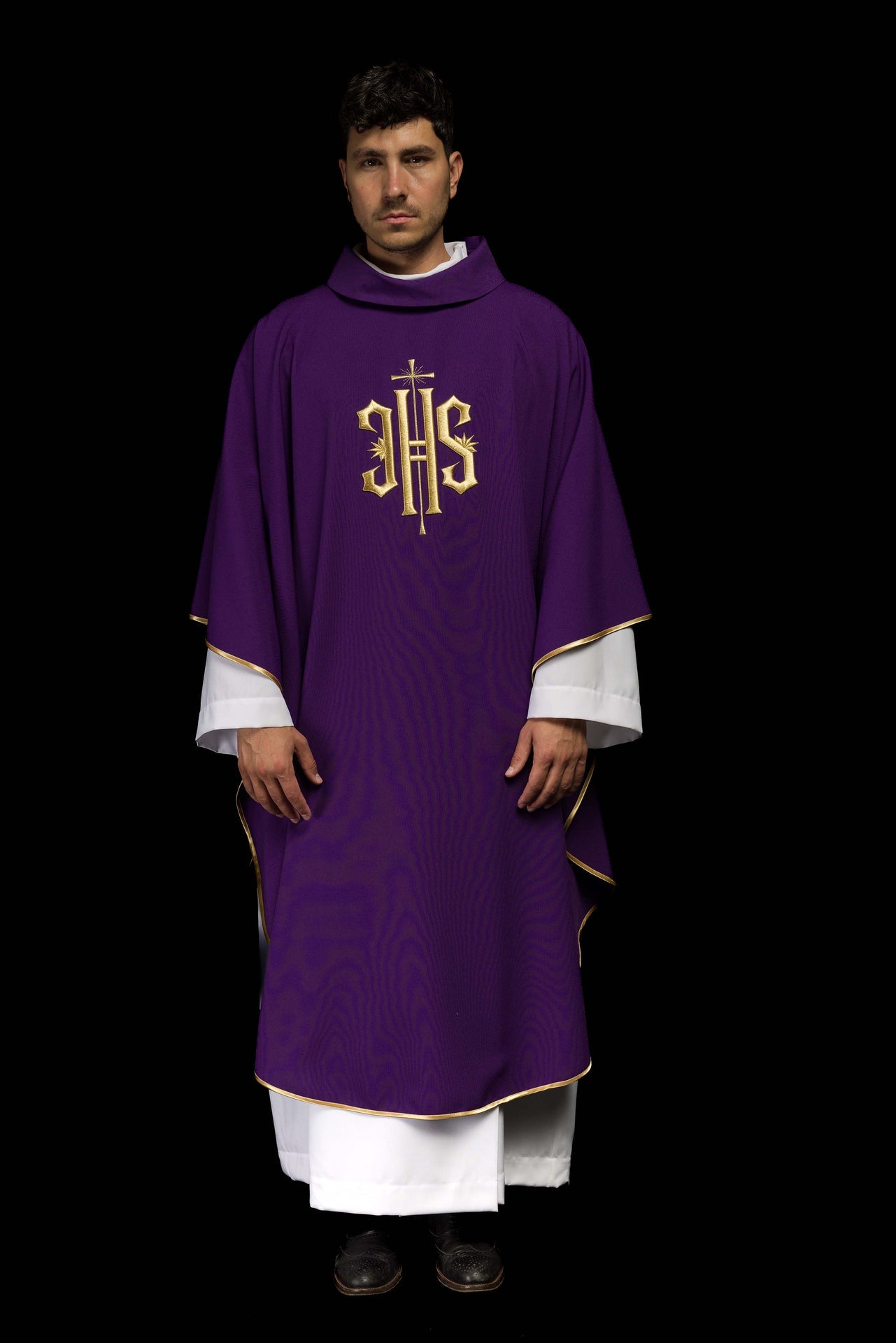 Fioletowy ornat haftowany z złotym motywem IHS - ORNATY.PL