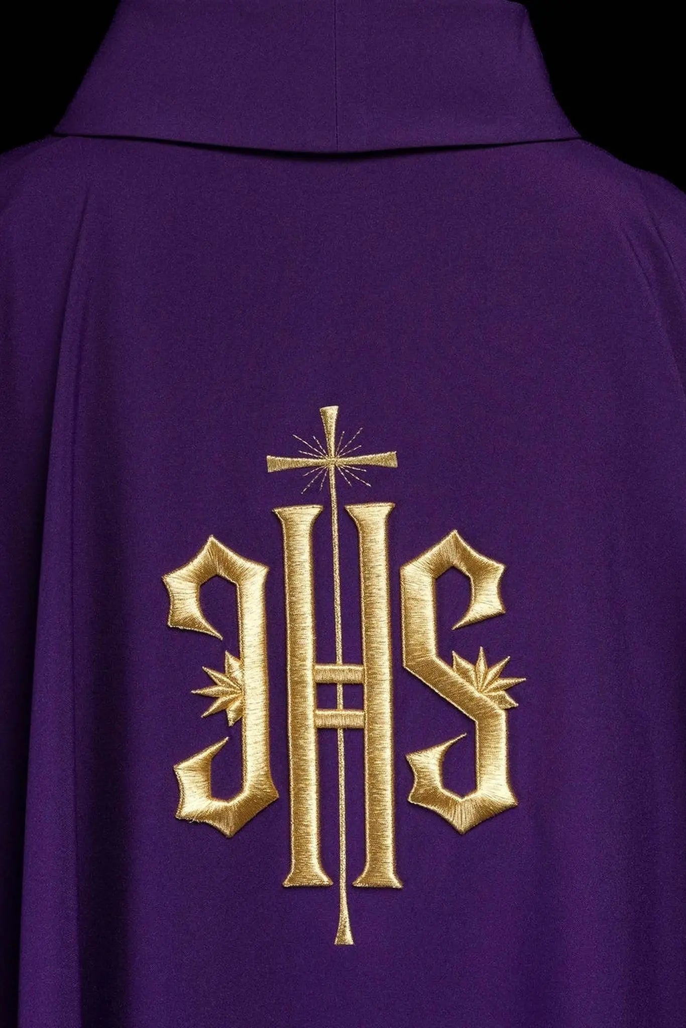 Casulla púrpura bordada con motivo dorado IHS