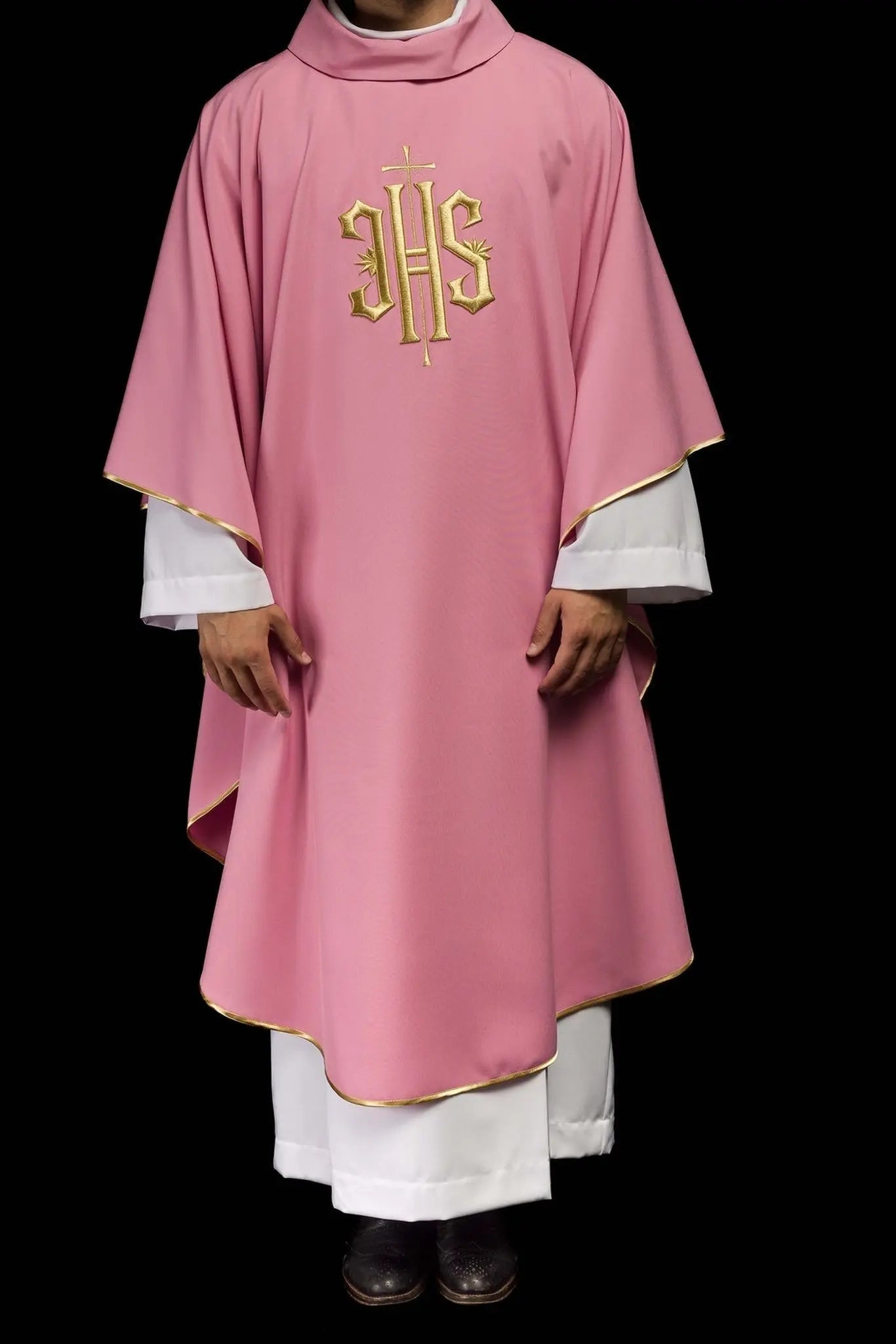 Casulla bordada con diseño IHS en rosa