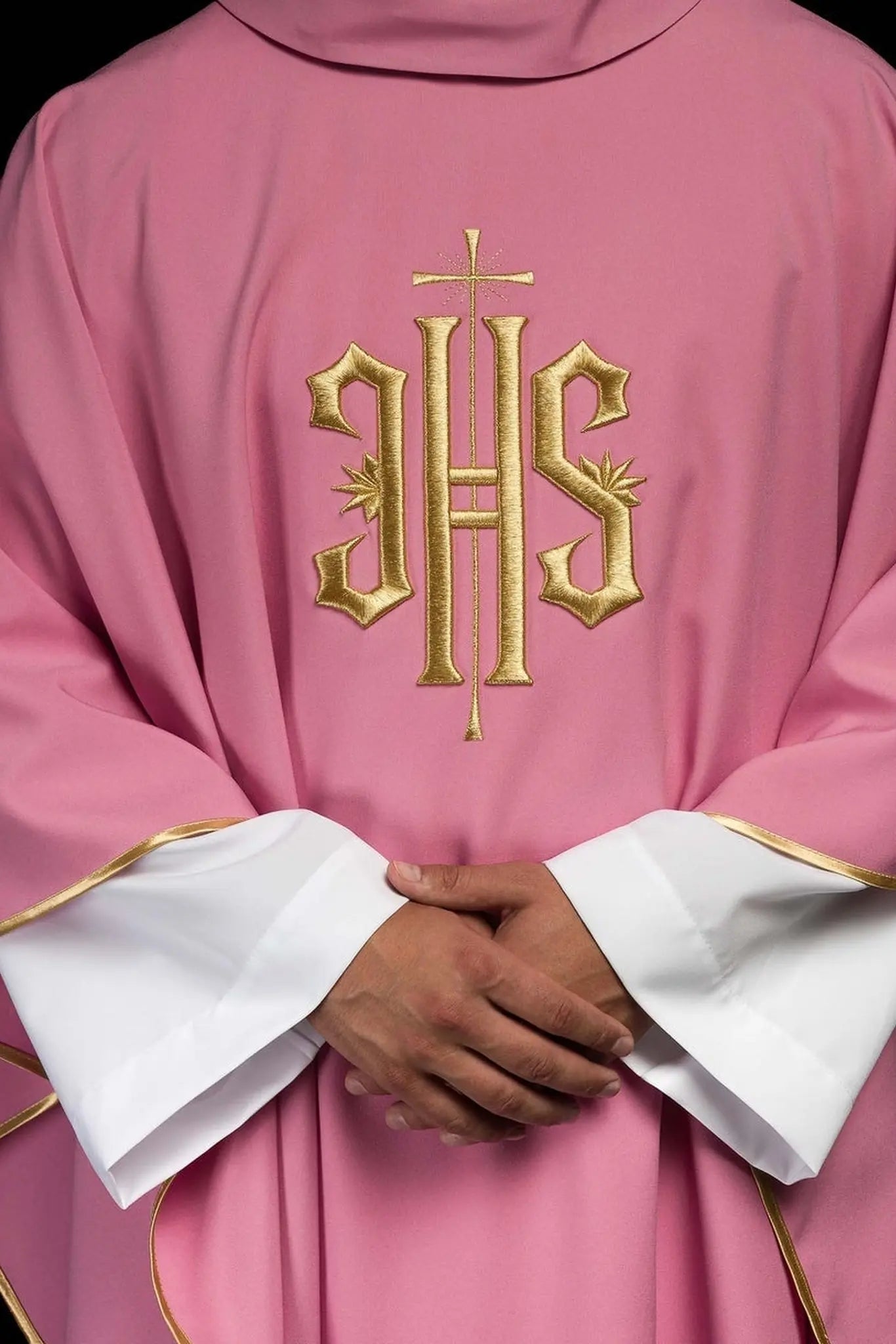 Casulla bordada con diseño IHS en rosa
