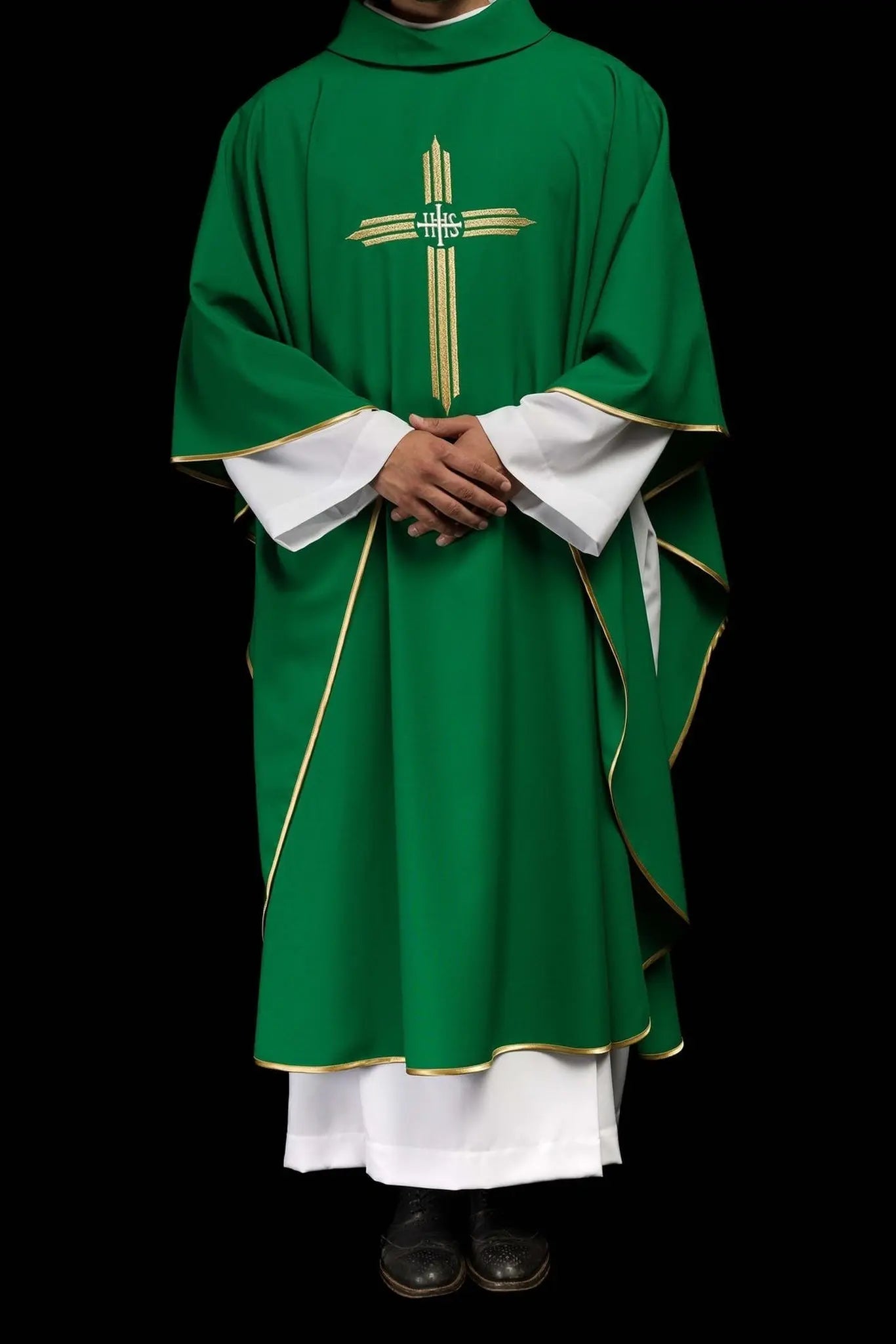 Casulla verde bordada con cruz IHS