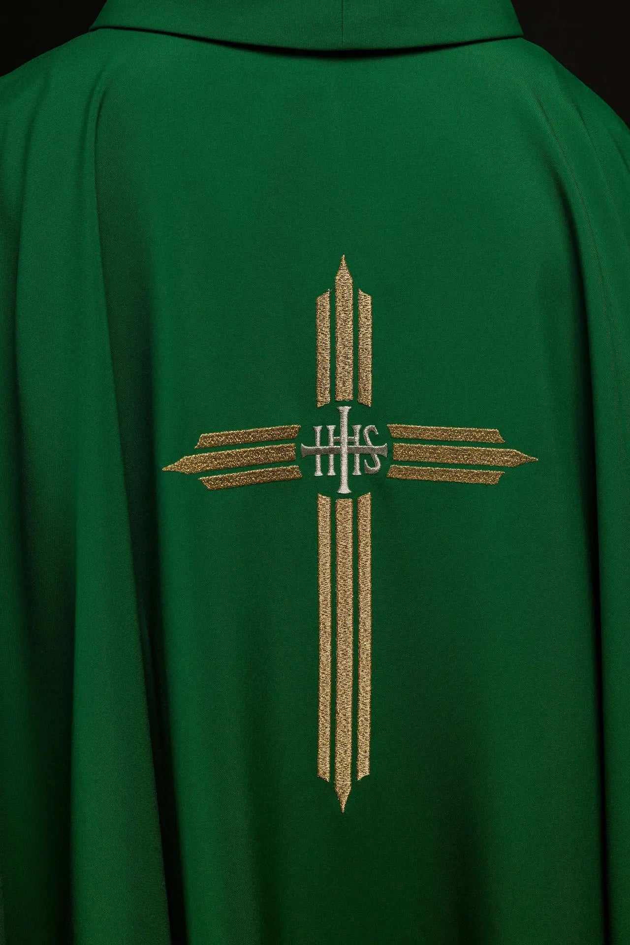 Casulla verde bordada con cruz IHS