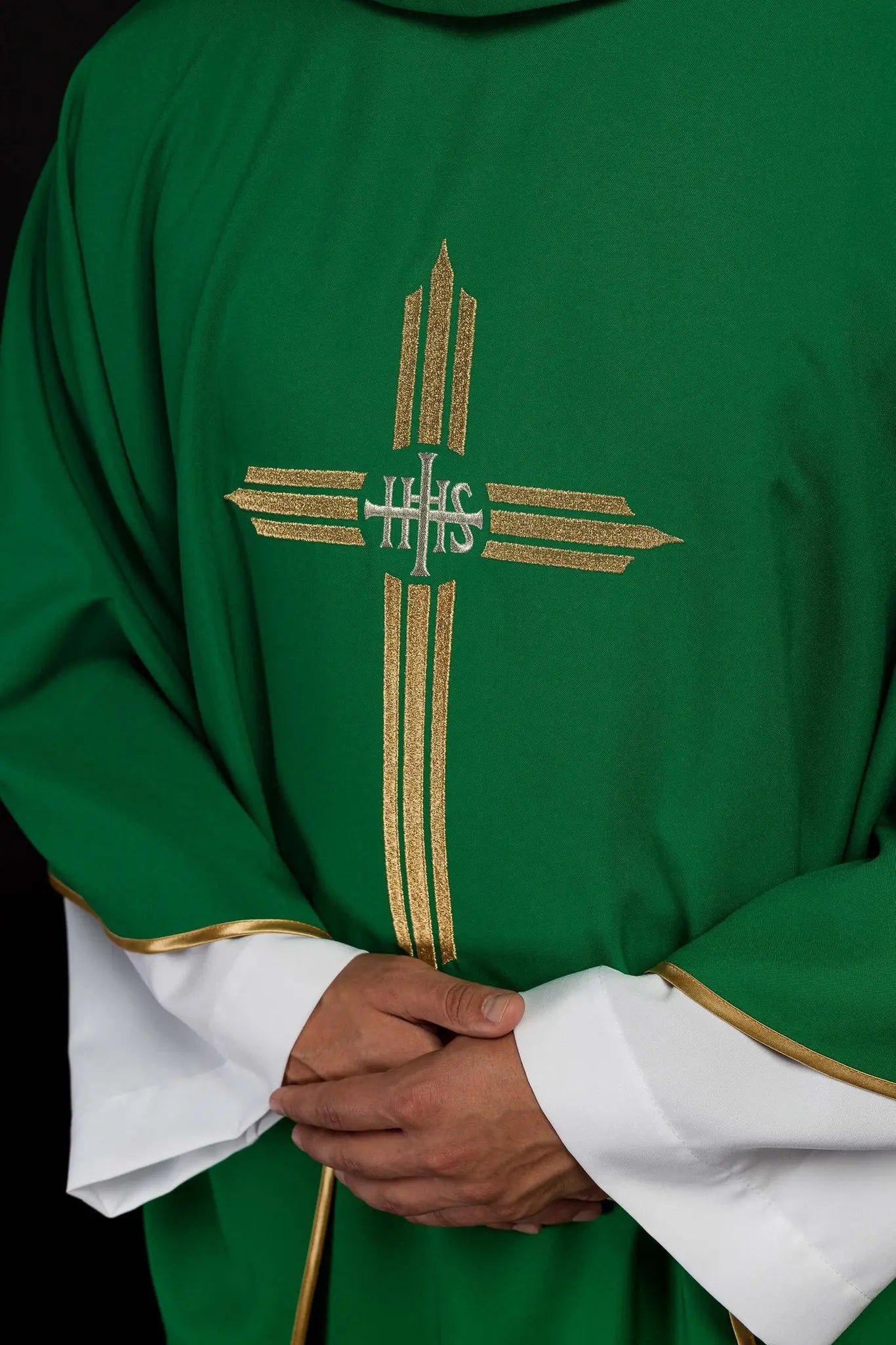 Casulla verde bordada con cruz IHS