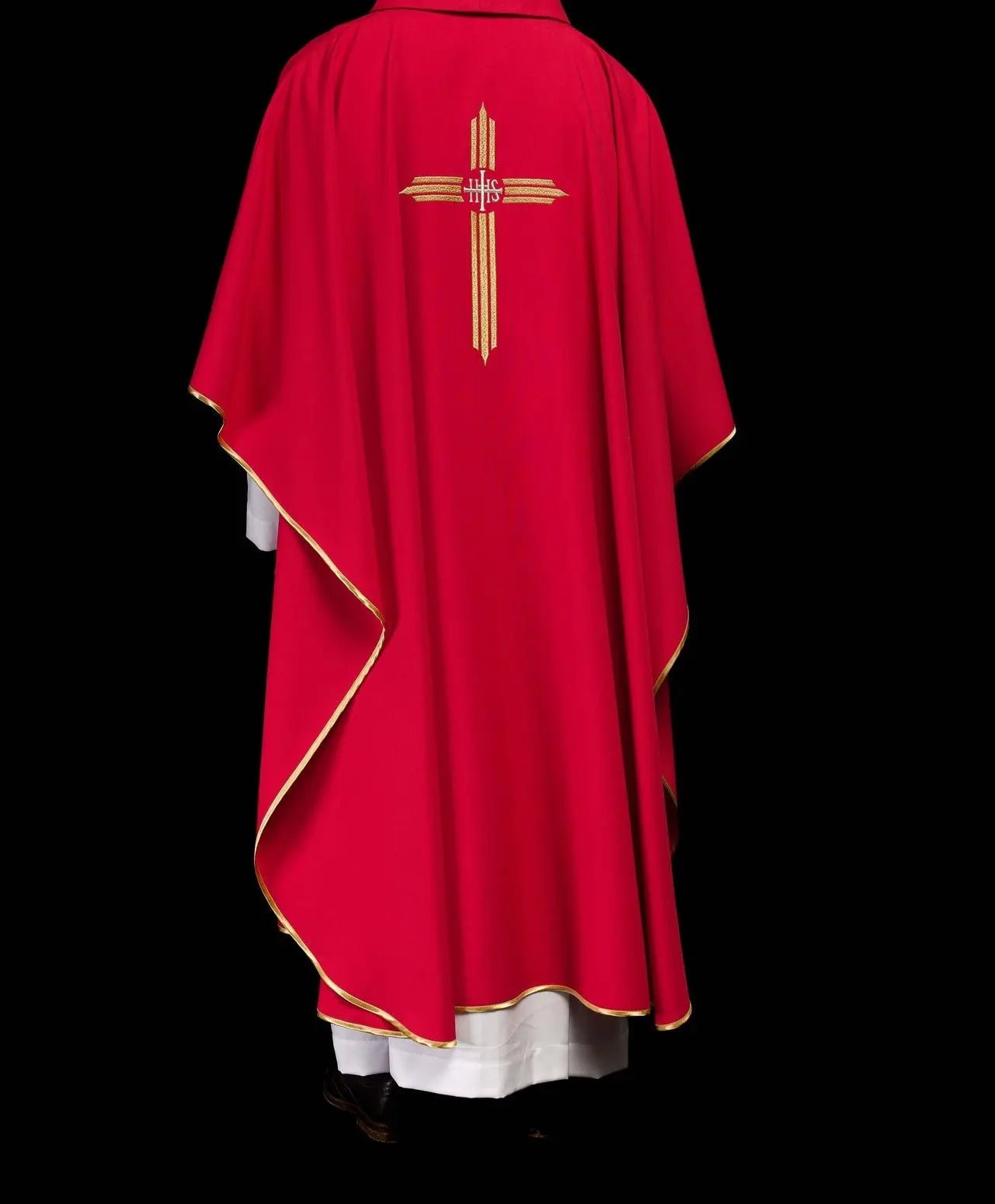Casulla roja bordada con cruz IHS