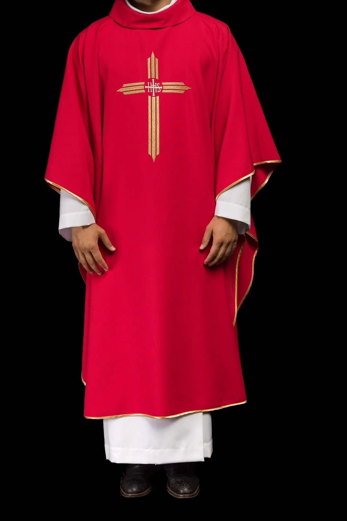 Casulla roja bordada con cruz IHS