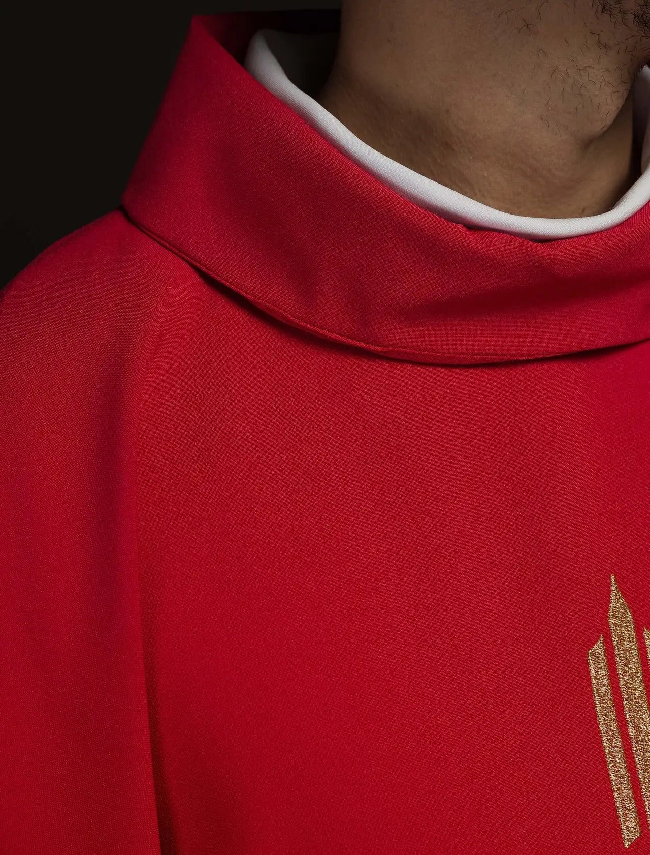 Casulla roja bordada con cruz IHS