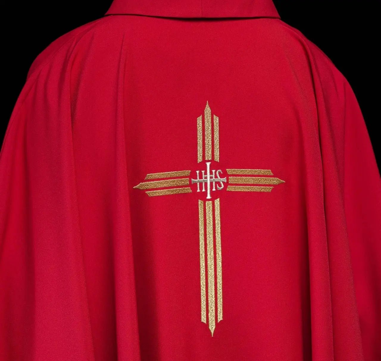 Casulla roja bordada con cruz IHS
