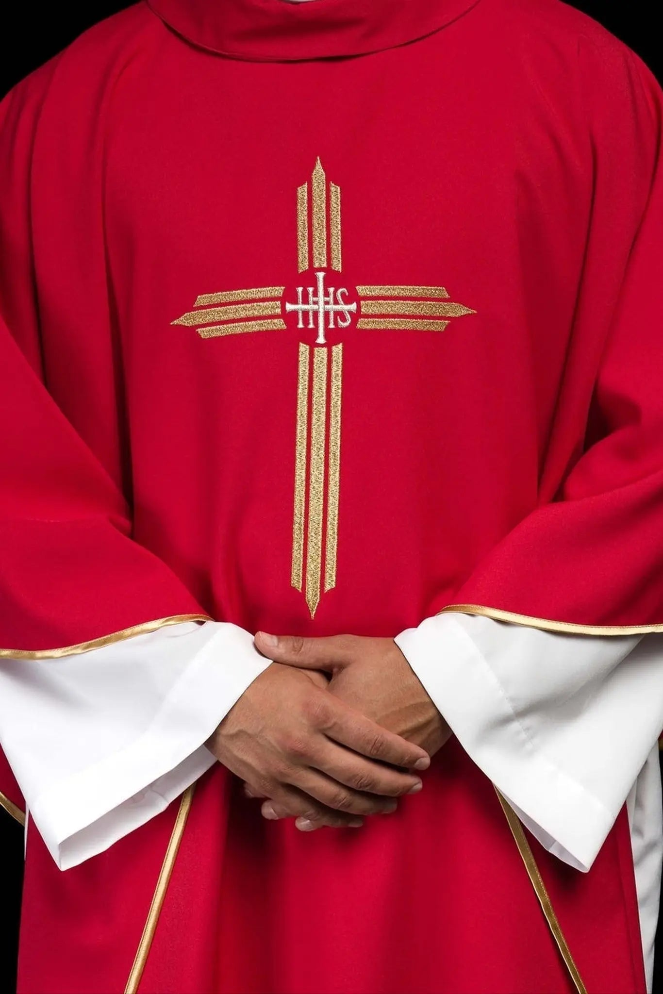 Casulla roja bordada con cruz IHS