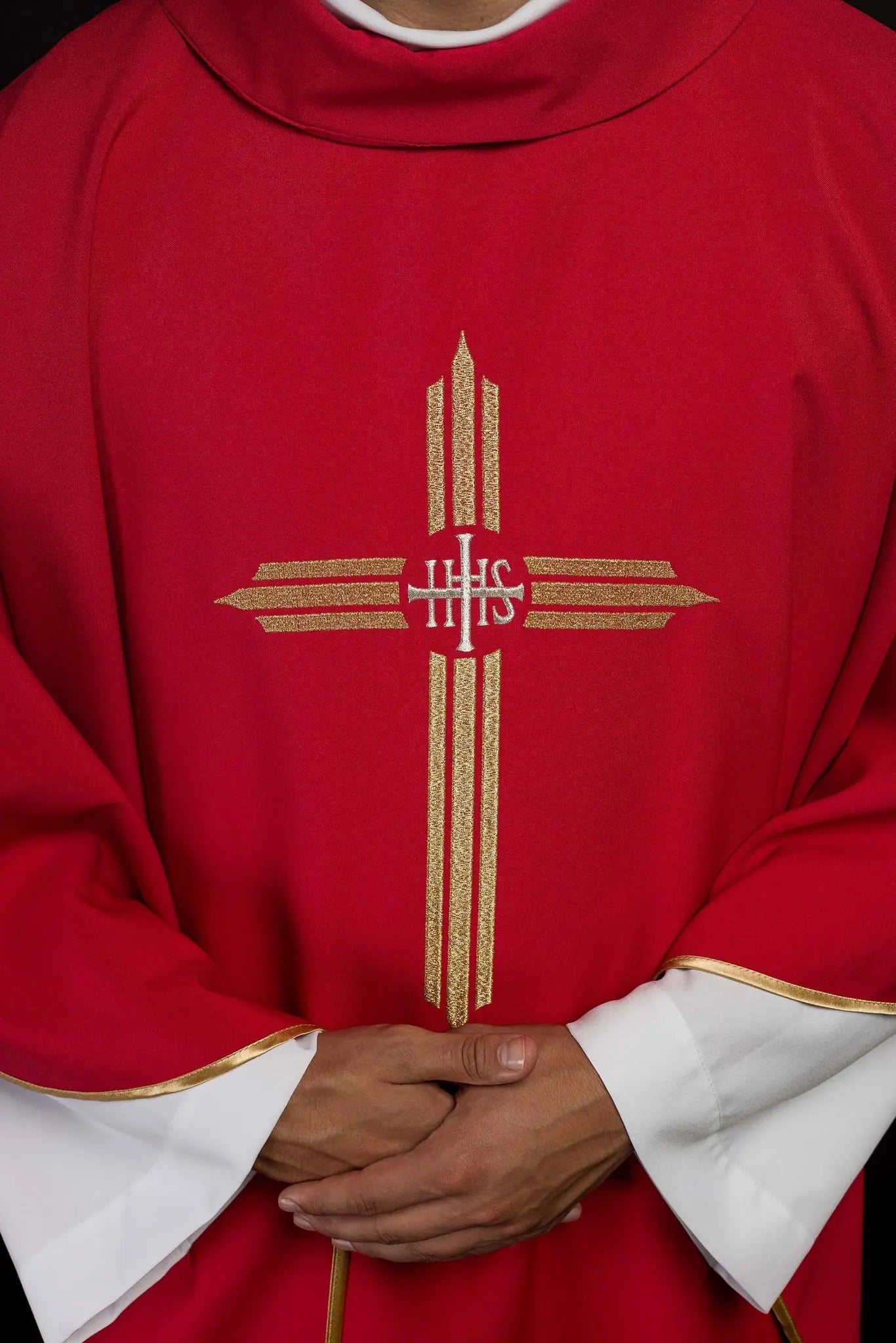 Casulla roja bordada con cruz IHS