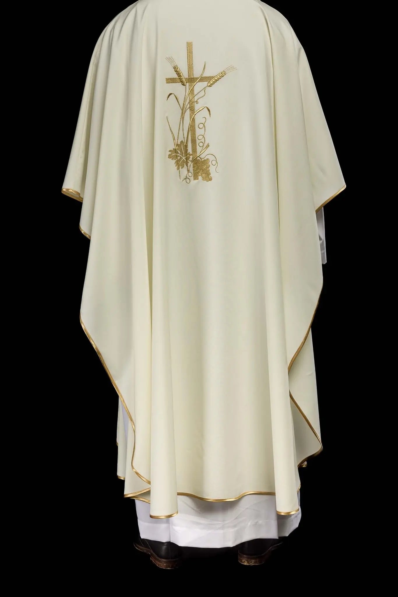Embroidered chasuble in ecru