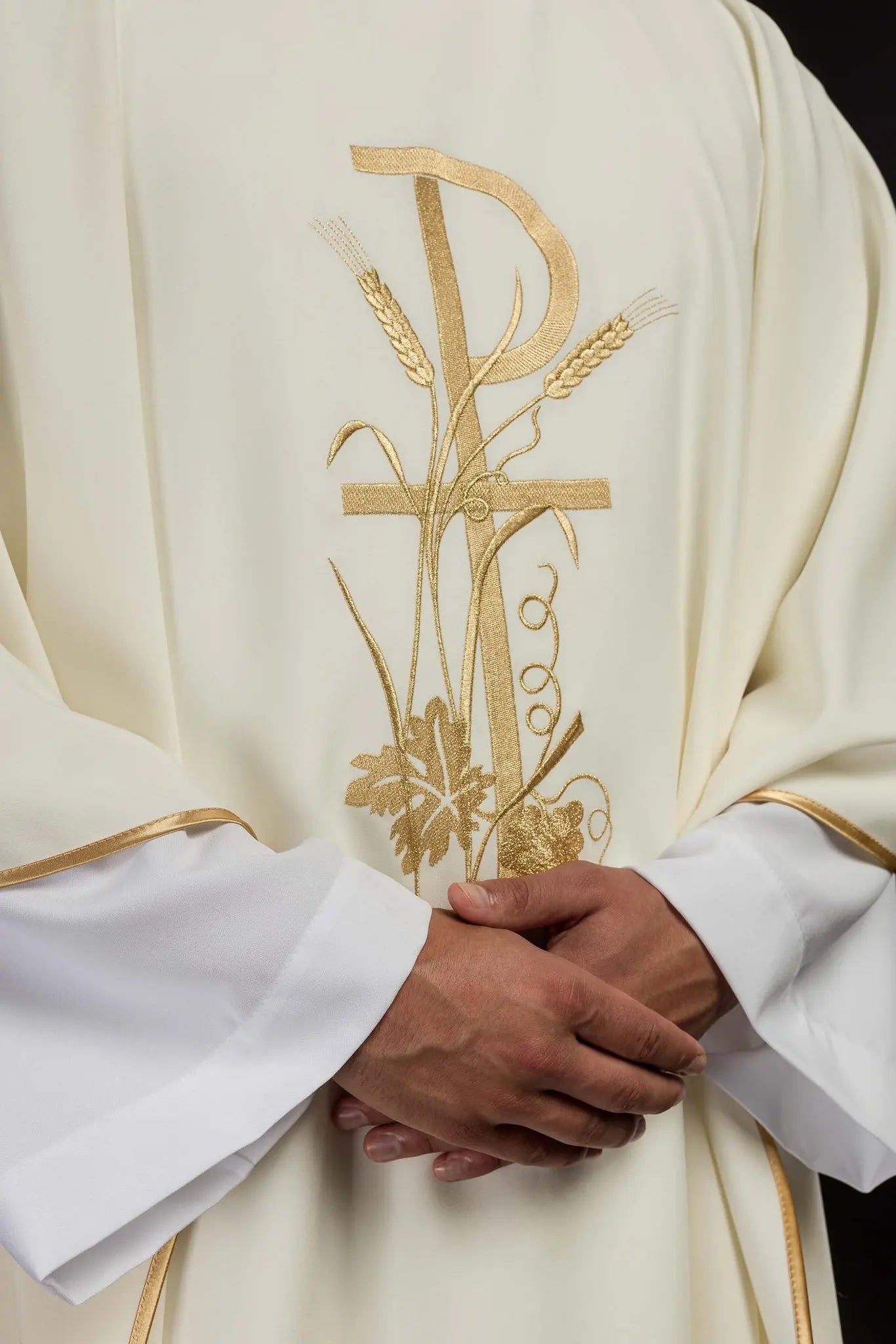 Embroidered chasuble in ecru