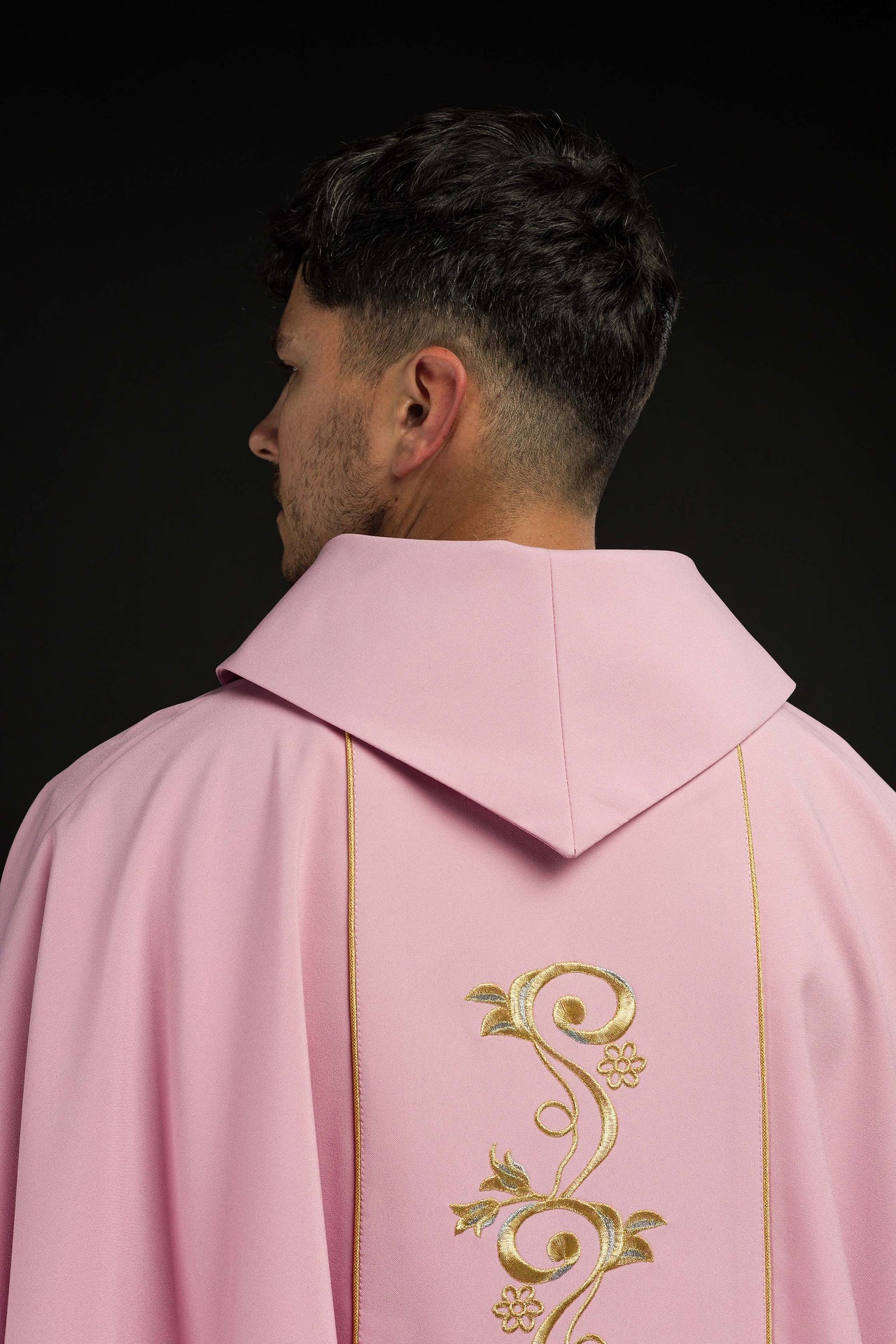 Różowy ornat haftowany IHS - ORNATY.PL