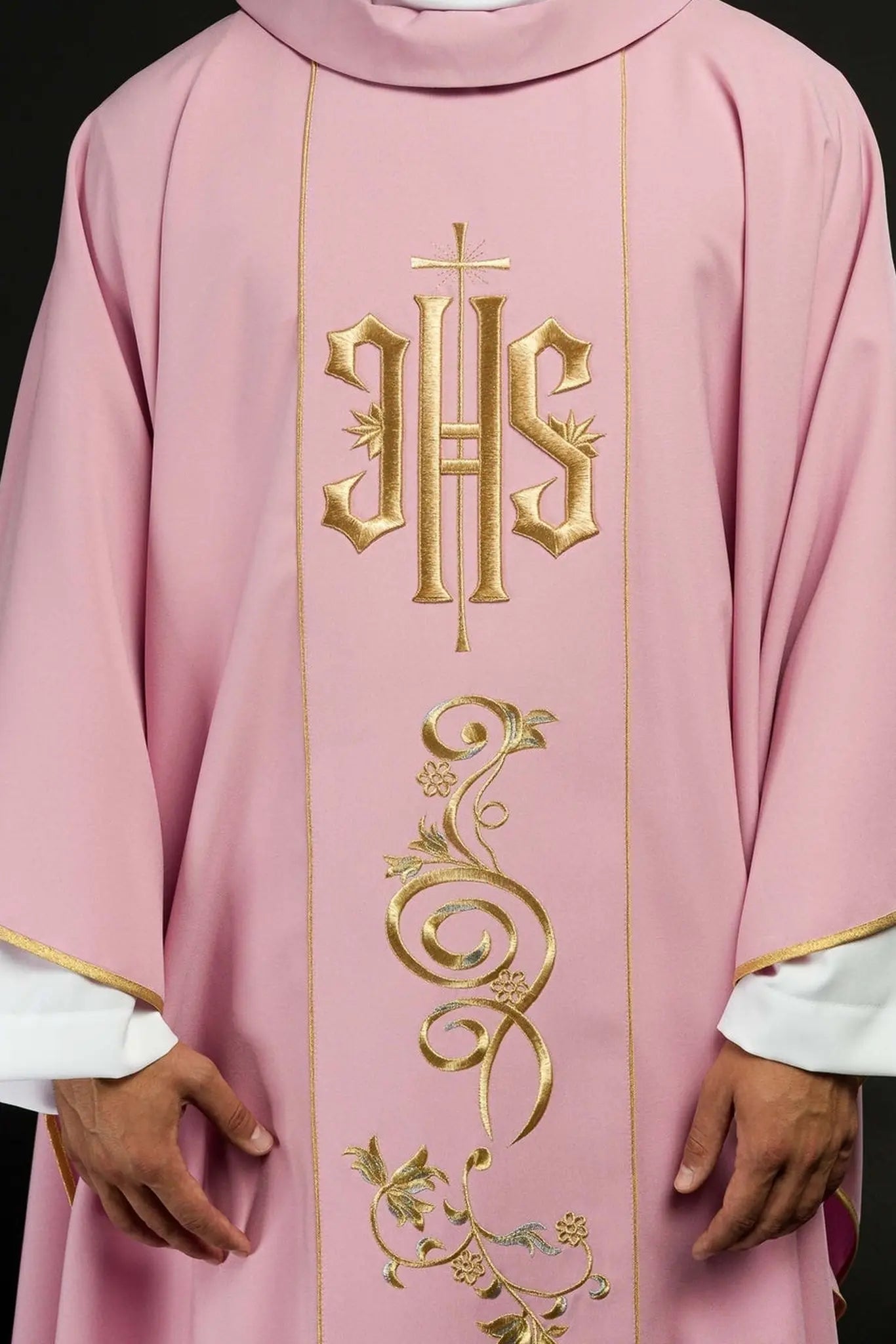 Casulla rosa bordada con IHS