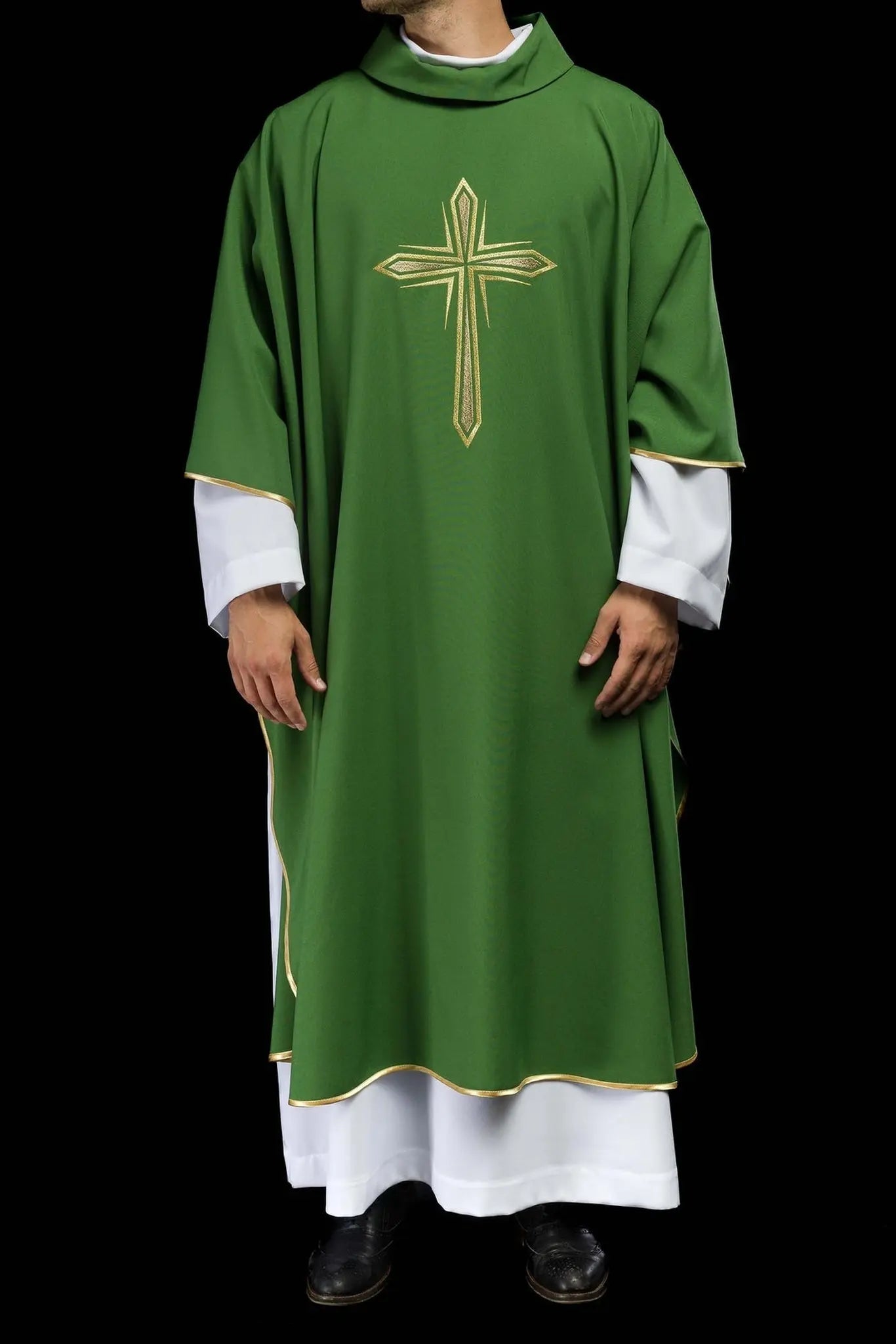Casulla verde con cruz bordada