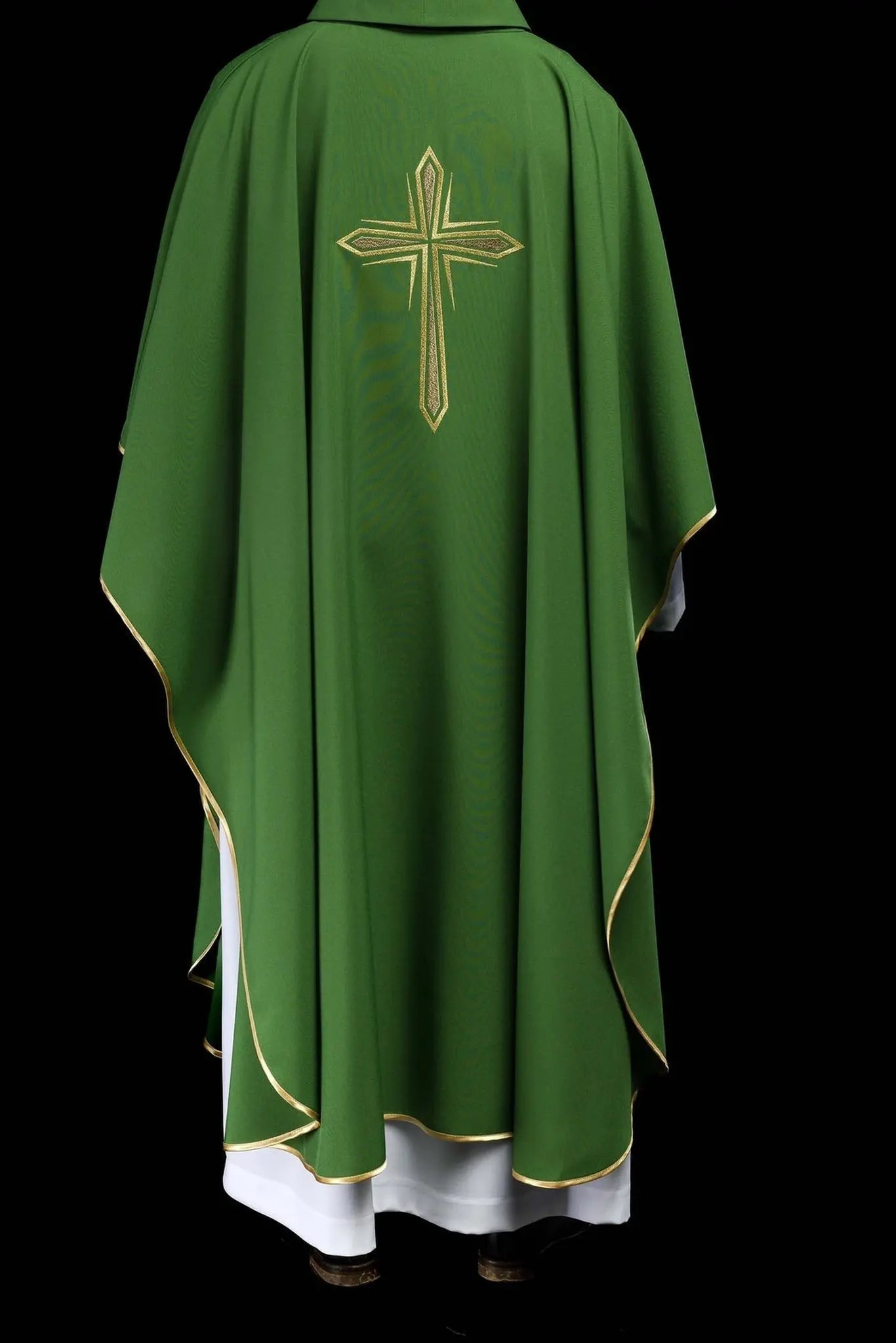 Casulla verde con cruz bordada