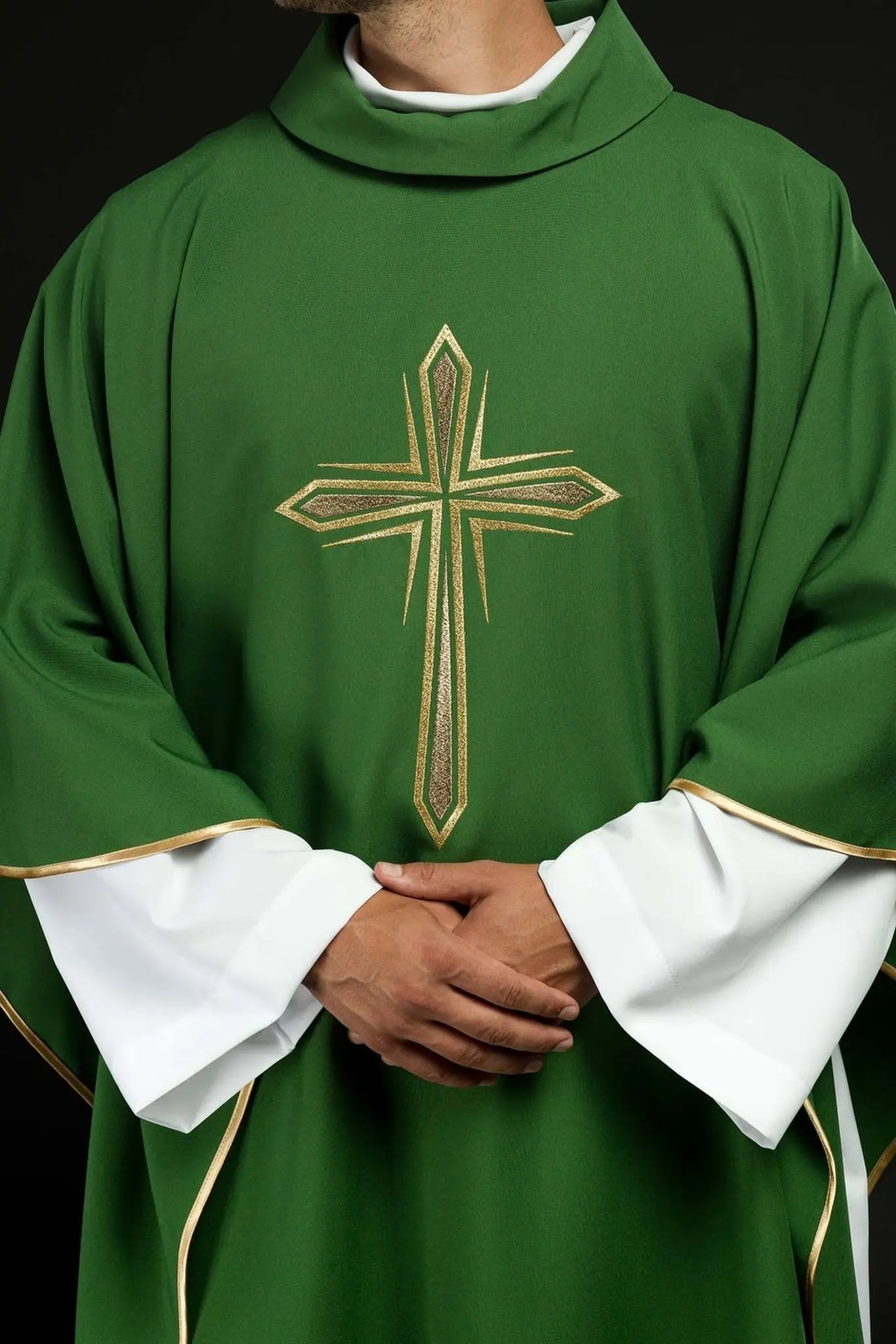 Casulla verde con cruz bordada