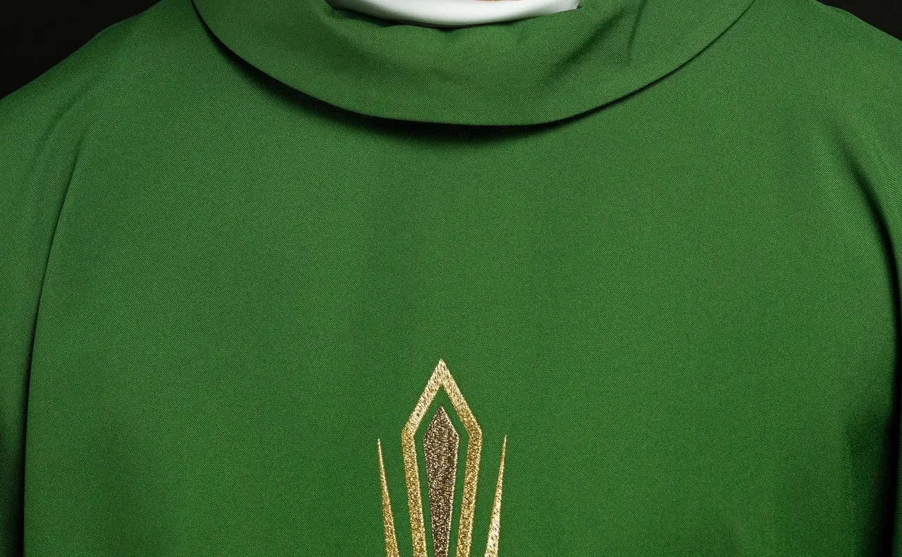 Casulla verde con cruz bordada