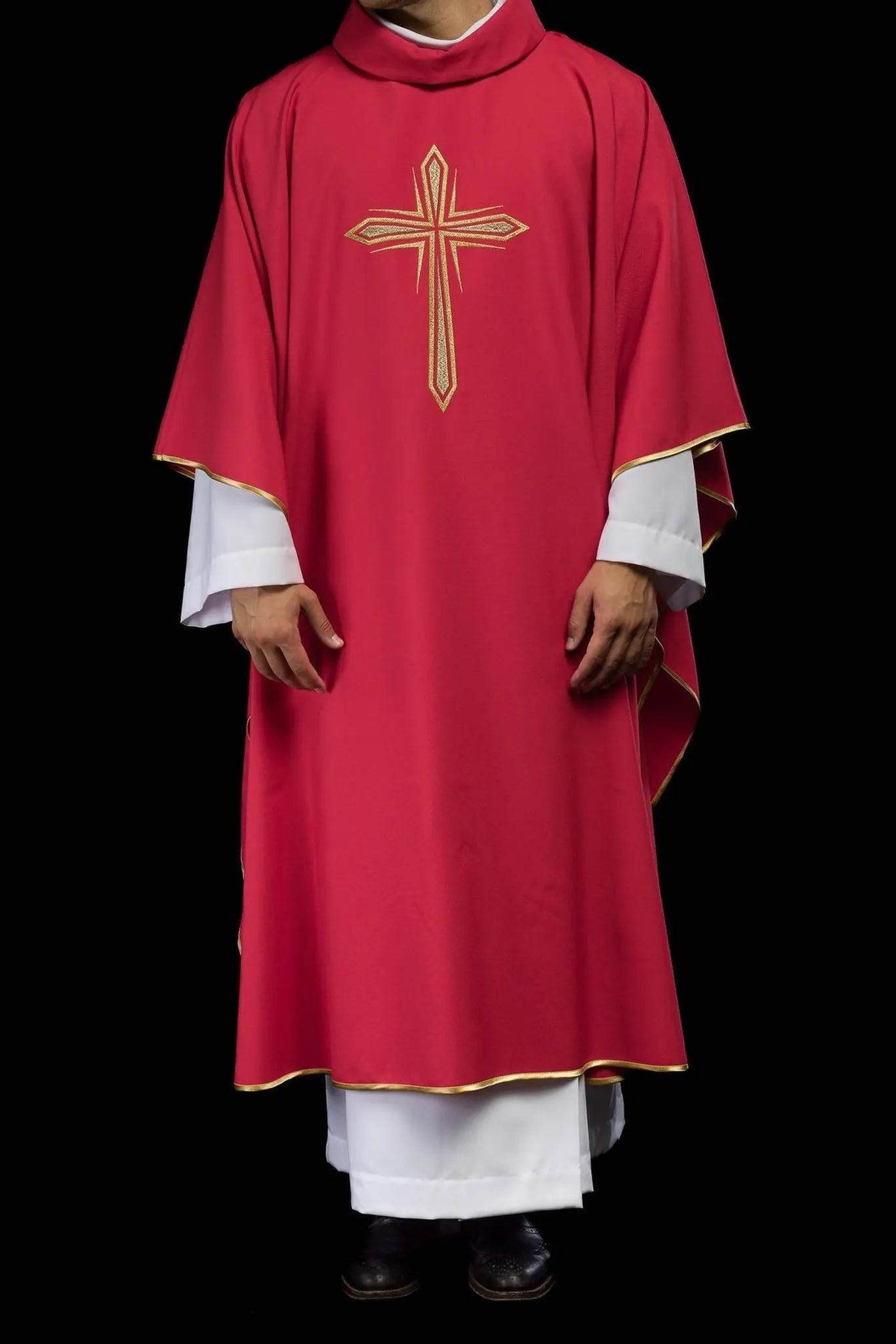 Casulla roja bordada con diseño de cruz