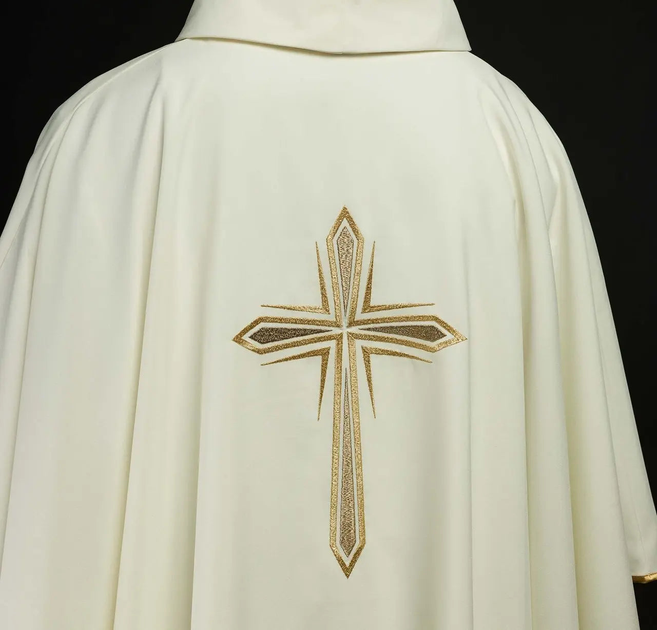 Embroidered chasuble with the motif of the Holy Cross