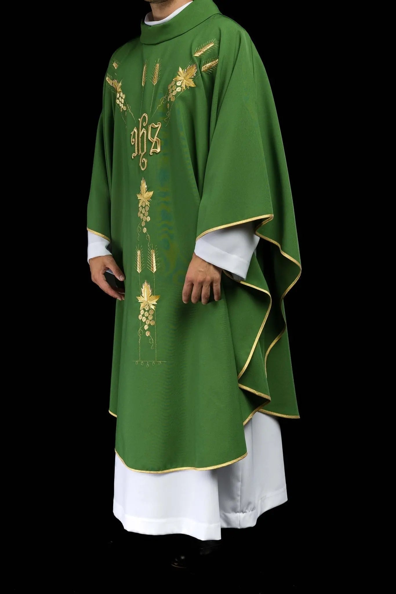 Casulla bordada con símbolo IHS uvas Verde