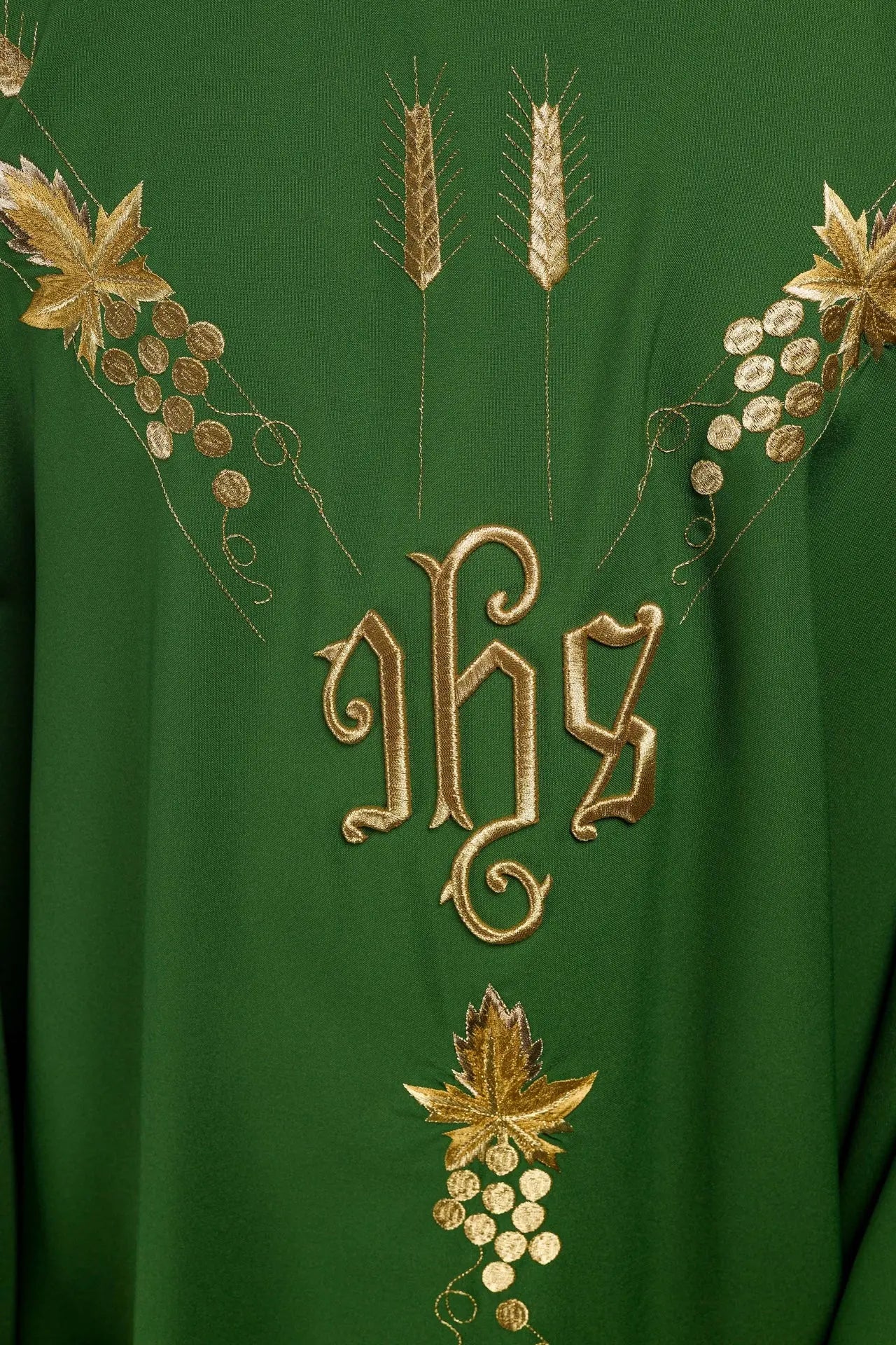 Casulla bordada con símbolo IHS uvas Verde