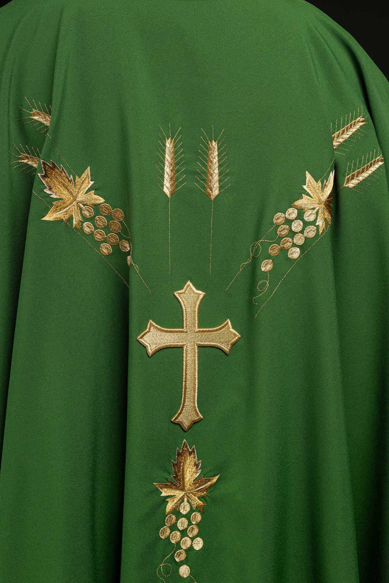 Ornat haftowany z symbolem IHS winogrona Zielony - ORNATY.PL