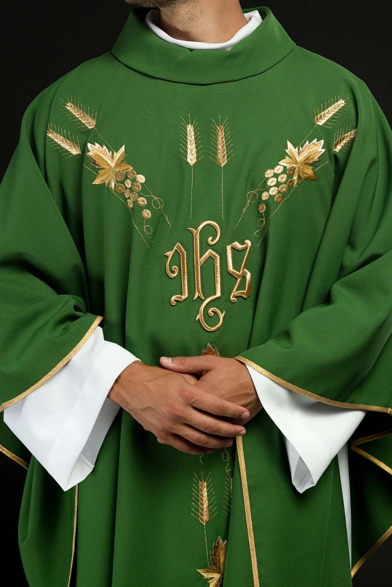 Casulla bordada con símbolo IHS uvas Verde
