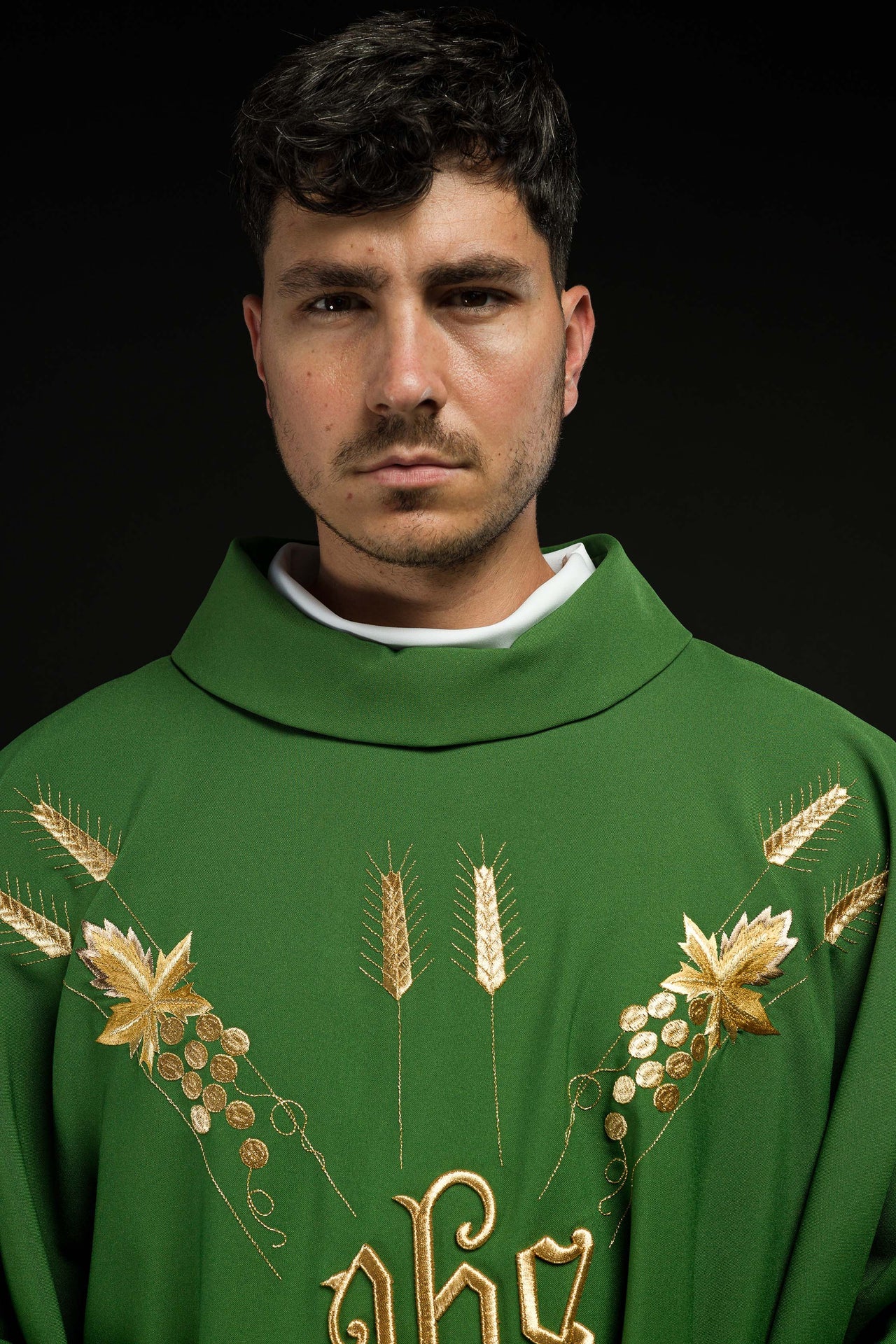 Ornat haftowany z symbolem IHS winogrona Zielony - ORNATY.PL
