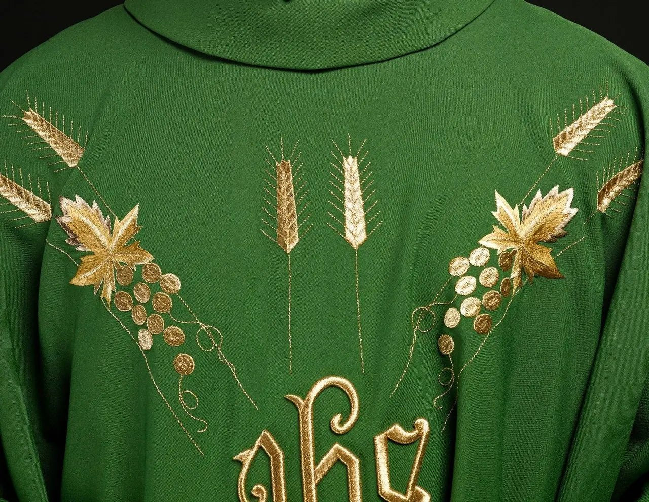 Casulla bordada con símbolo IHS uvas Verde