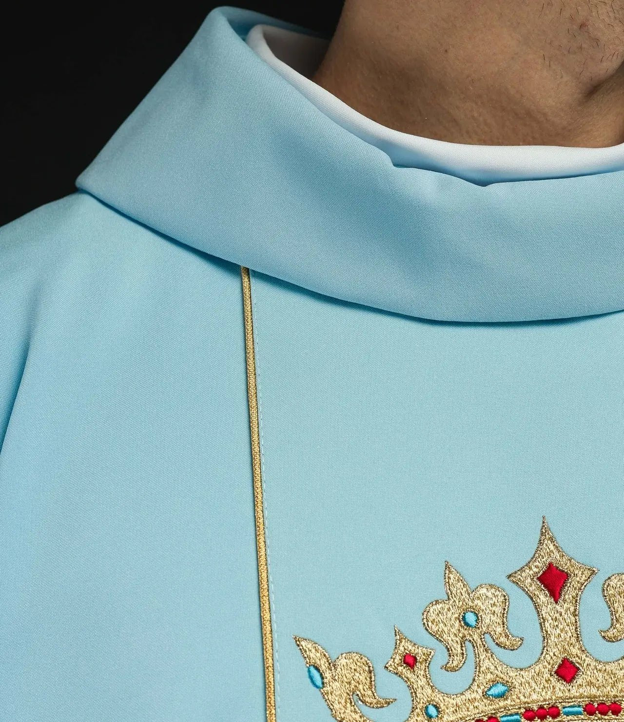 Casulla litúrgica mariana bordada con corona azul