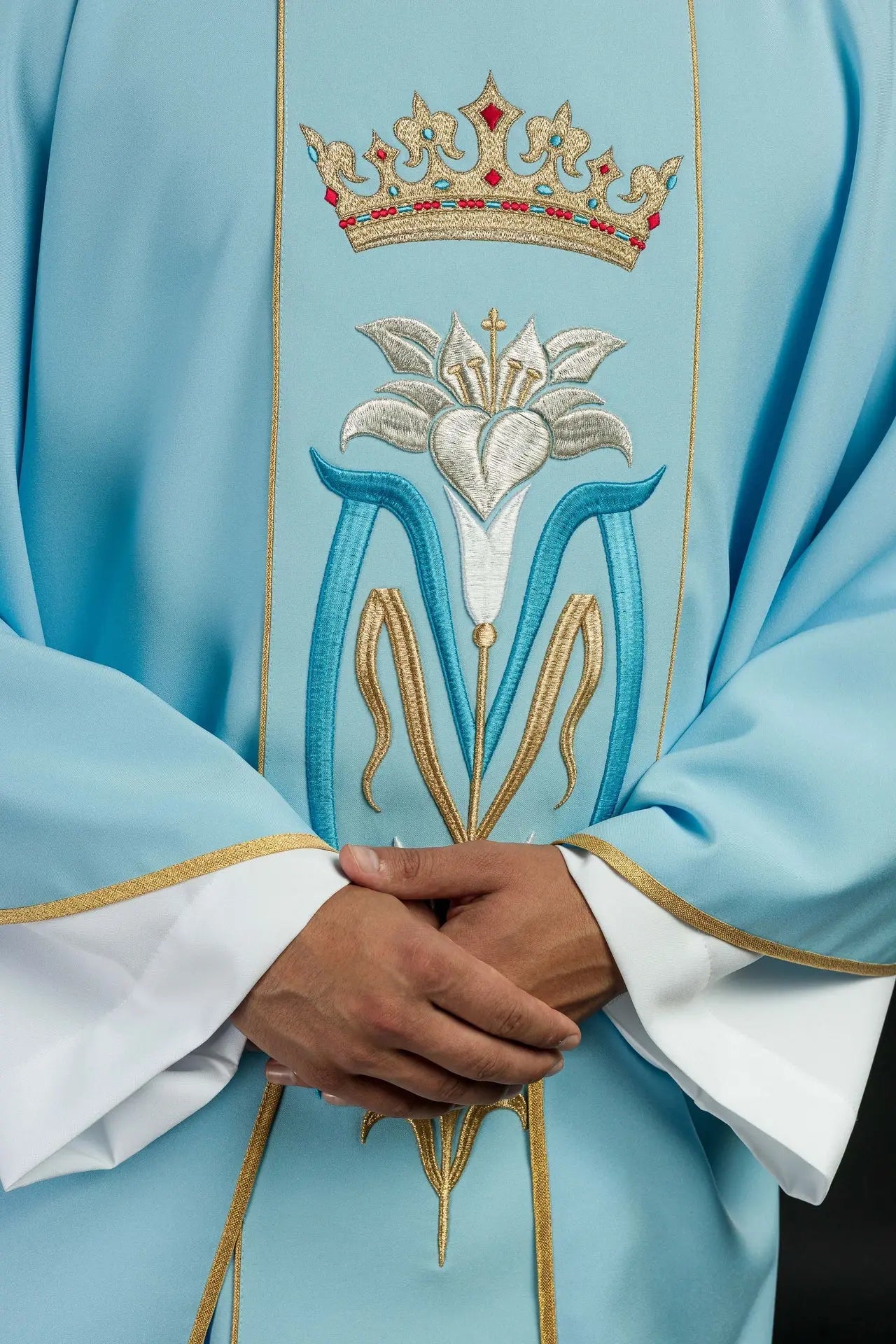 Casulla litúrgica mariana bordada con corona azul