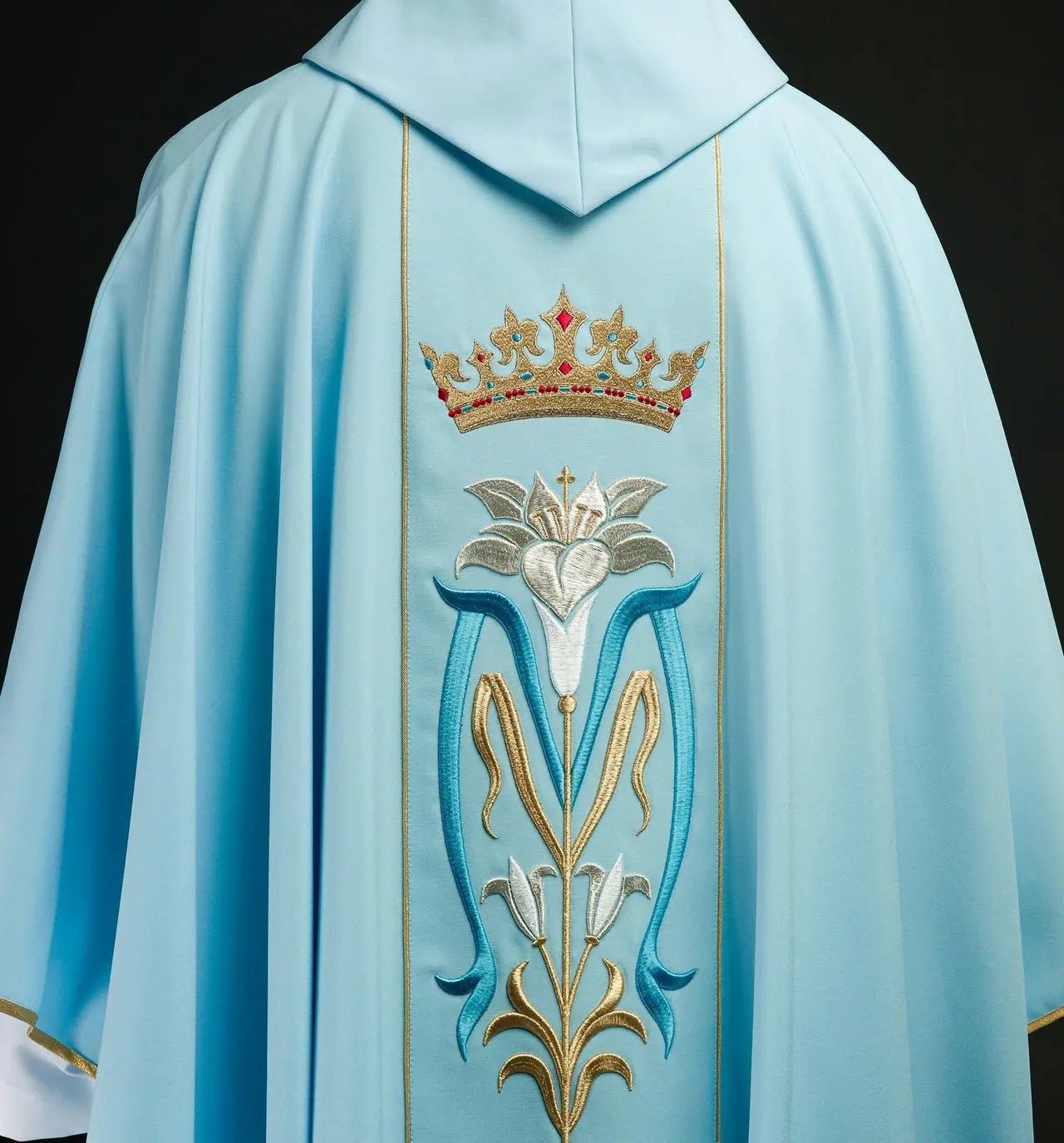 Casulla litúrgica mariana bordada con corona azul