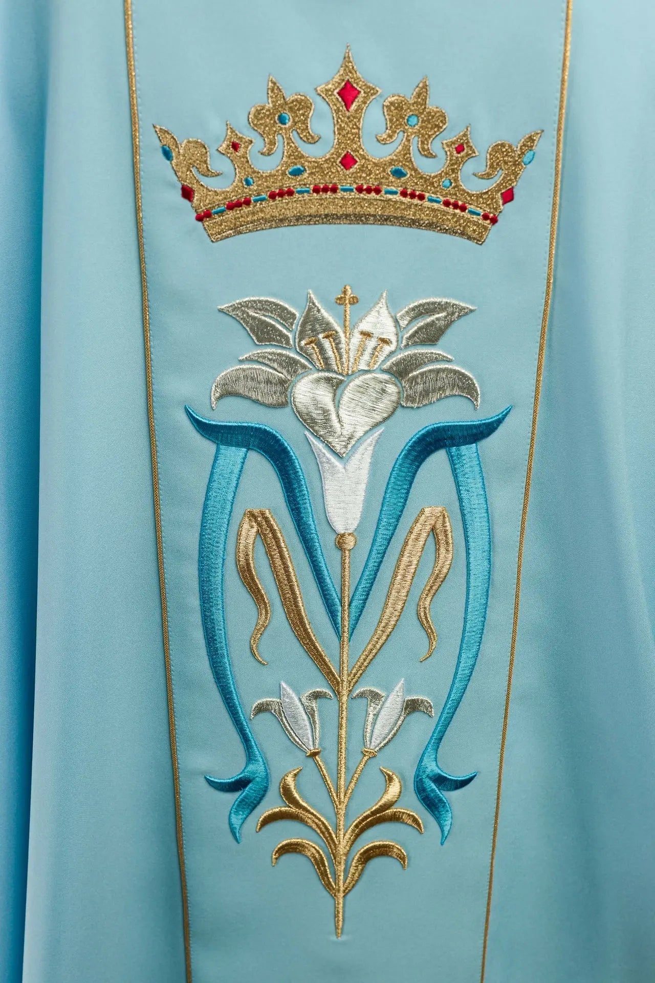 Casulla litúrgica mariana bordada con corona azul