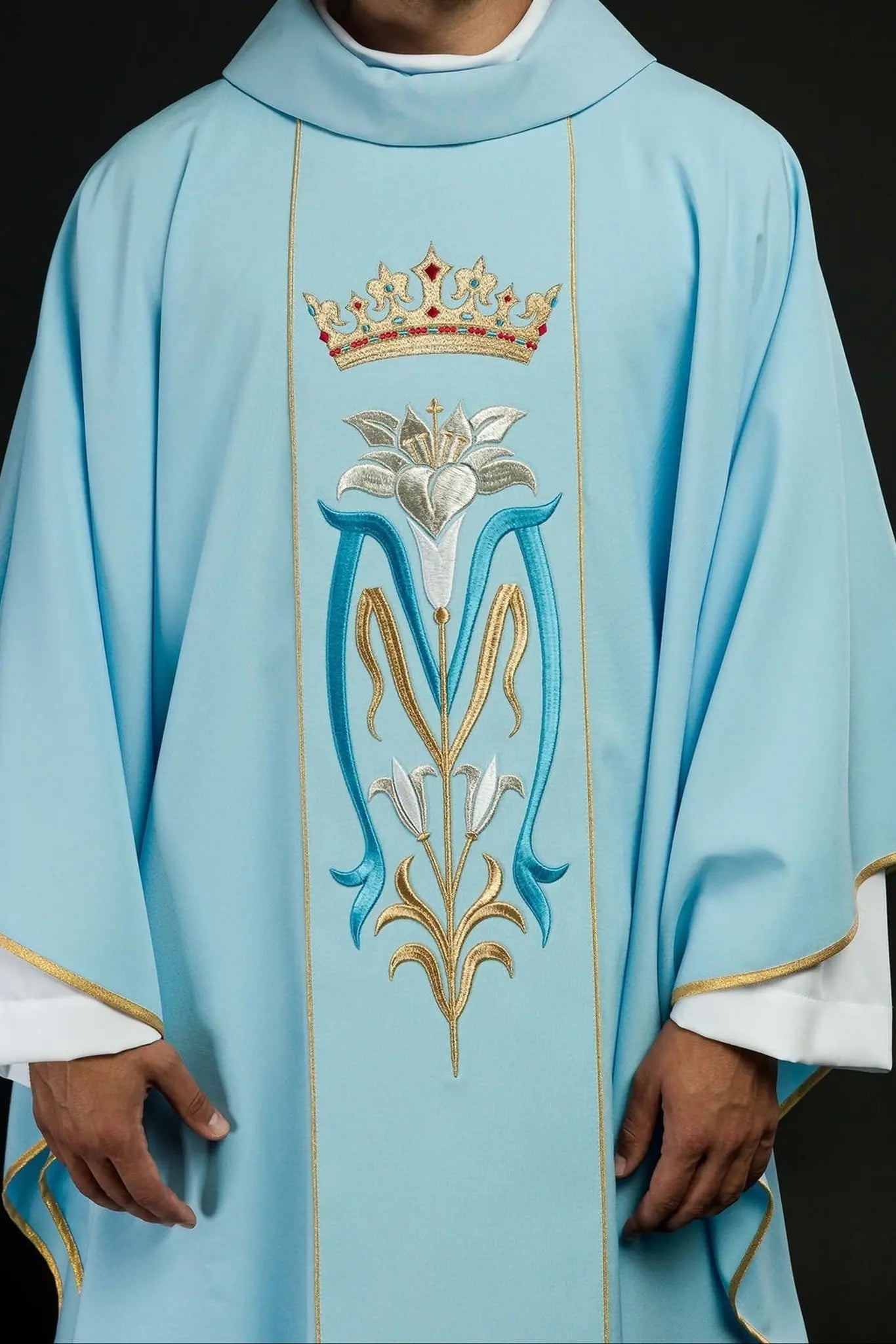 Casulla litúrgica mariana bordada con corona azul