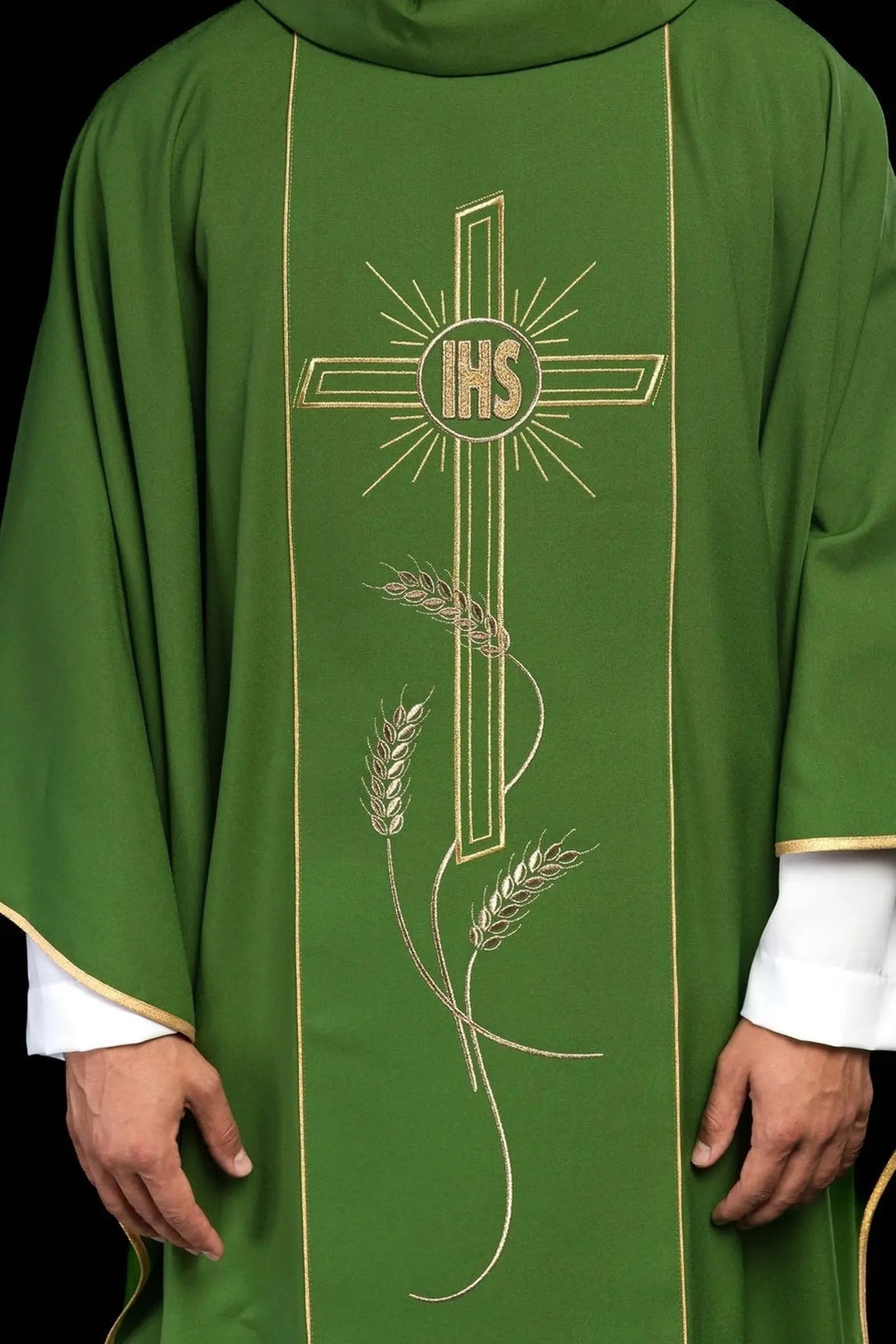 Casulla verde con amplia franja bordada dorada con cruz IHS